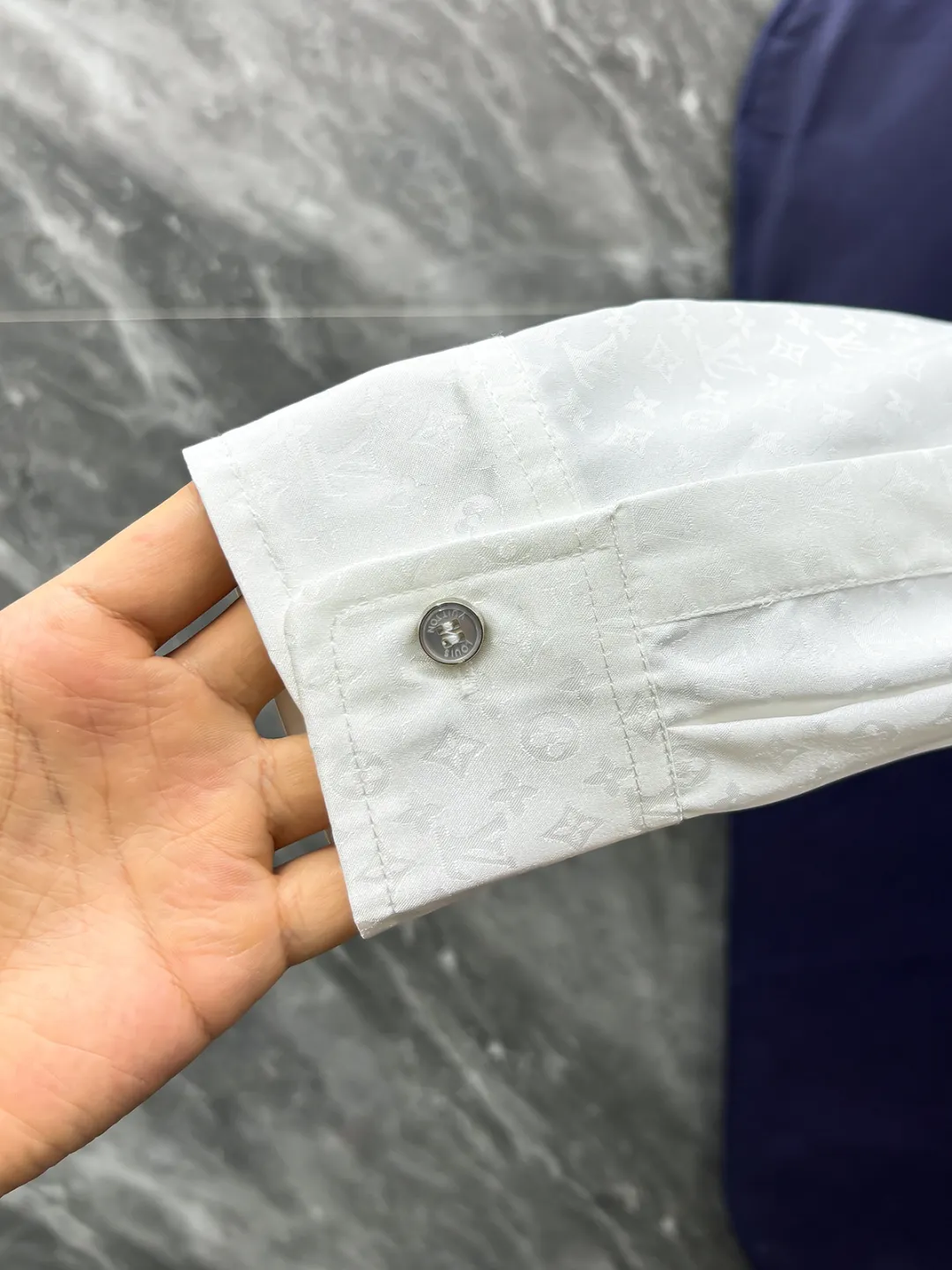 LOUIS VUITTON 新作 白 黒のチェック柄シャツ - 画像 (5)