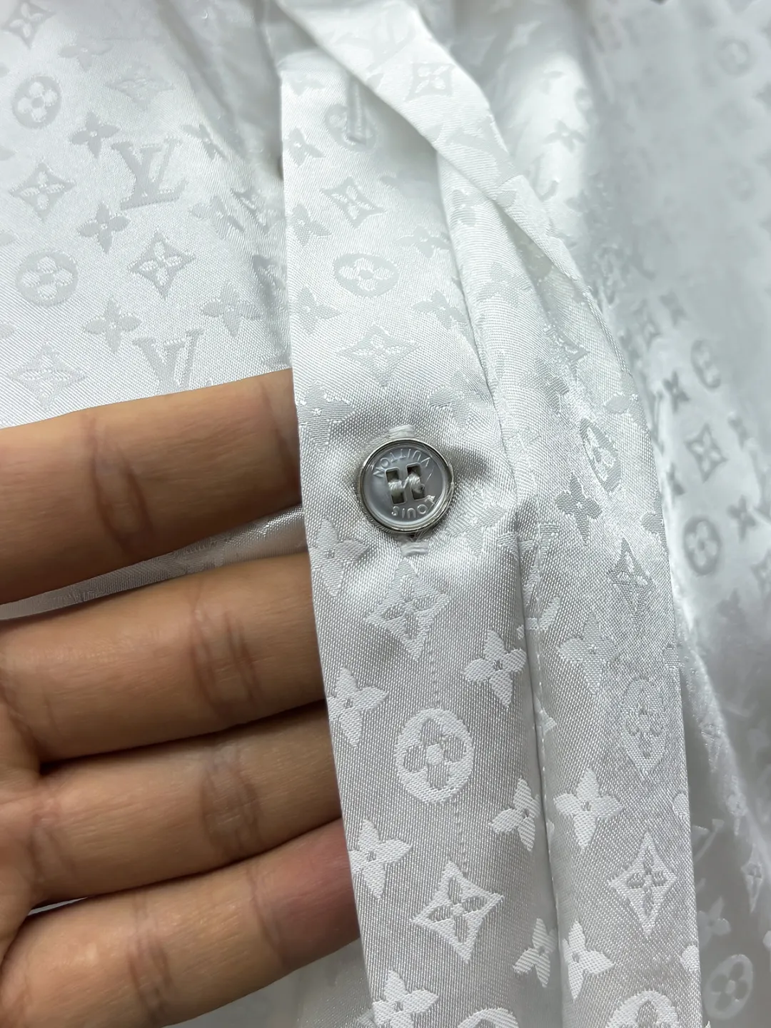 LOUIS VUITTON 新作 白 黒のチェック柄シャツ - 画像 (7)