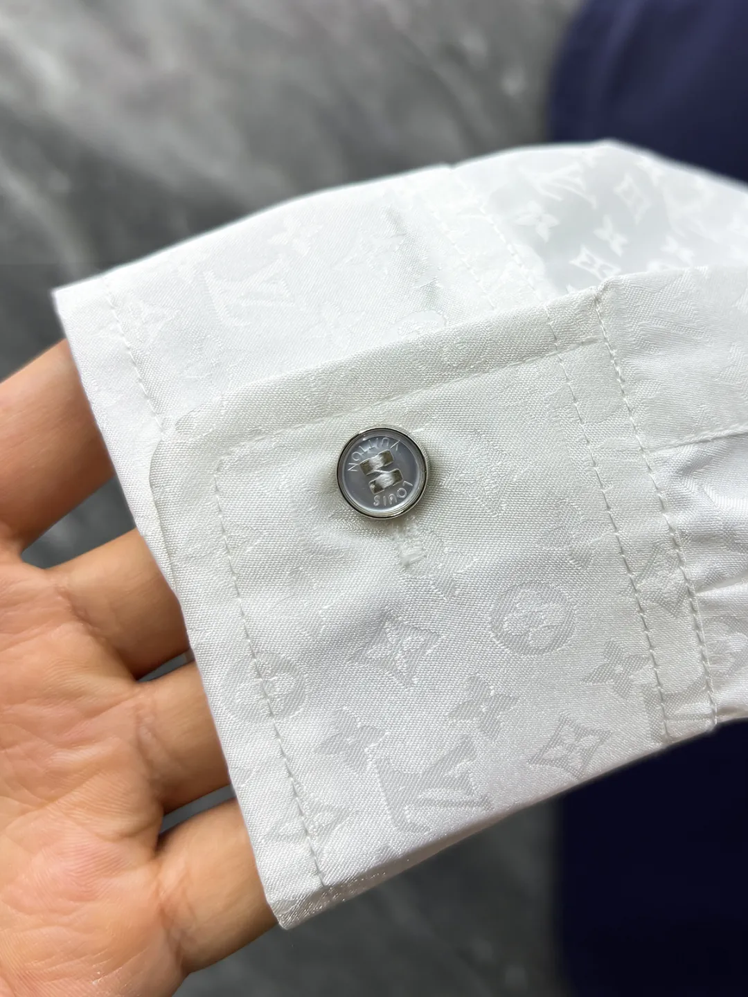 LOUIS VUITTON 新作 白 黒のチェック柄シャツ - 画像 (8)