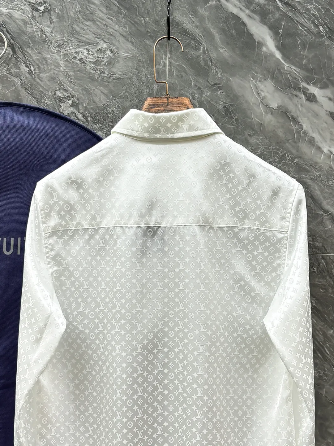 LOUIS VUITTON 新作 白 黒のチェック柄シャツ - 画像 (10)