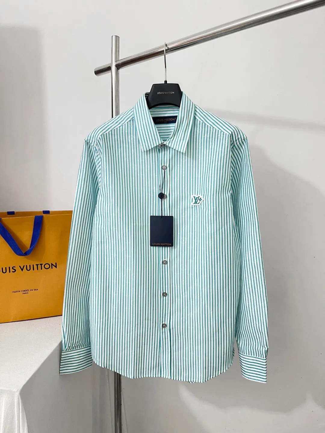 LOUIS VUITTON新作ブラックロゴストライプシャツ