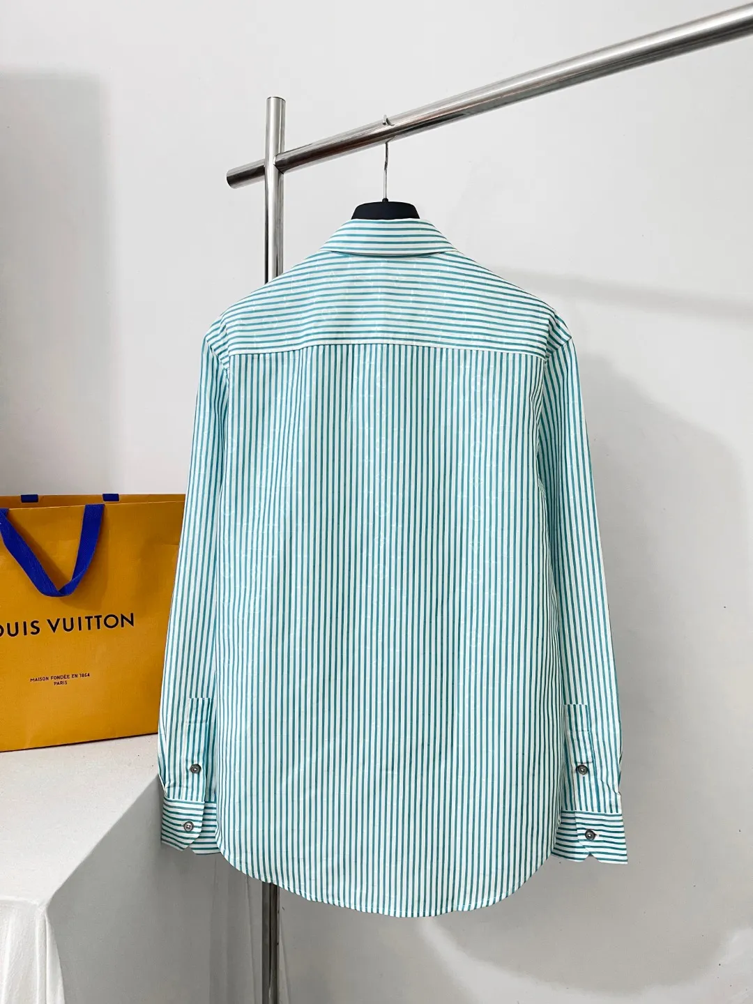 LOUIS VUITTON新作ブラックロゴストライプシャツ - 画像 (3)