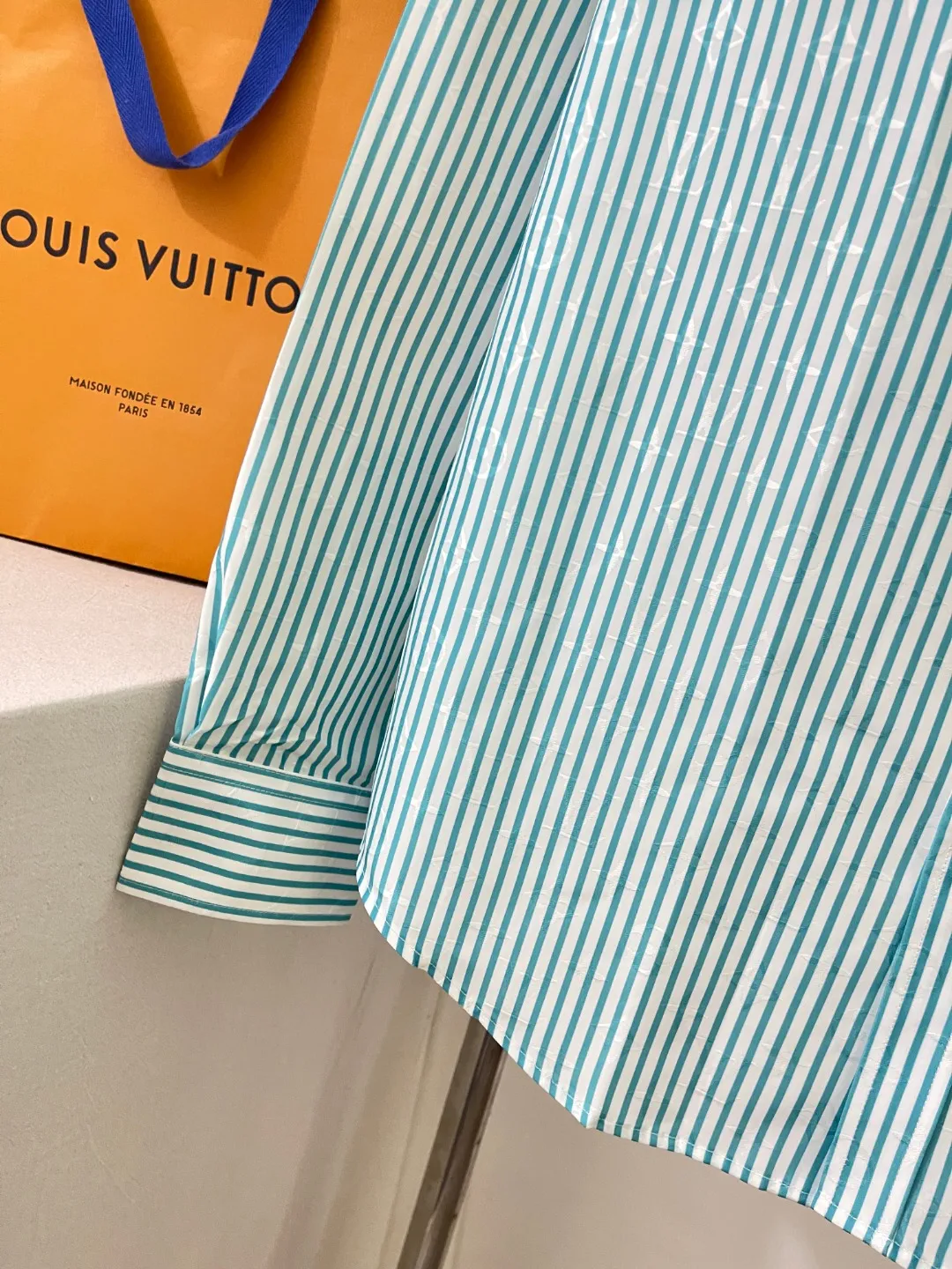 LOUIS VUITTON新作ブラックロゴストライプシャツ - 画像 (4)