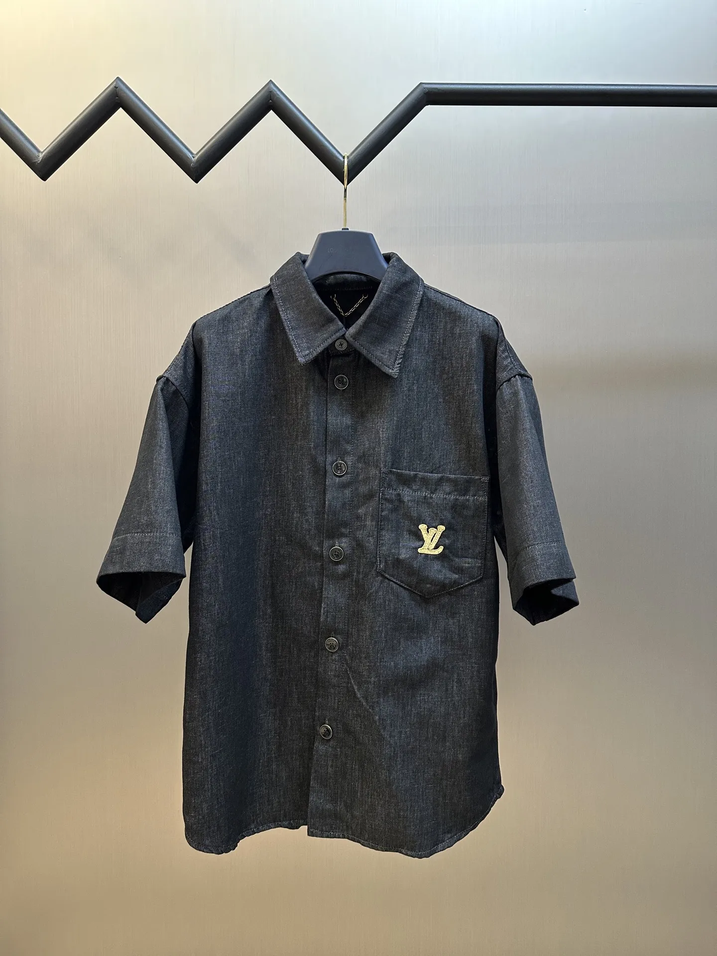 LOUIS VUITTON 新作黒のチェック柄短袖シャツ