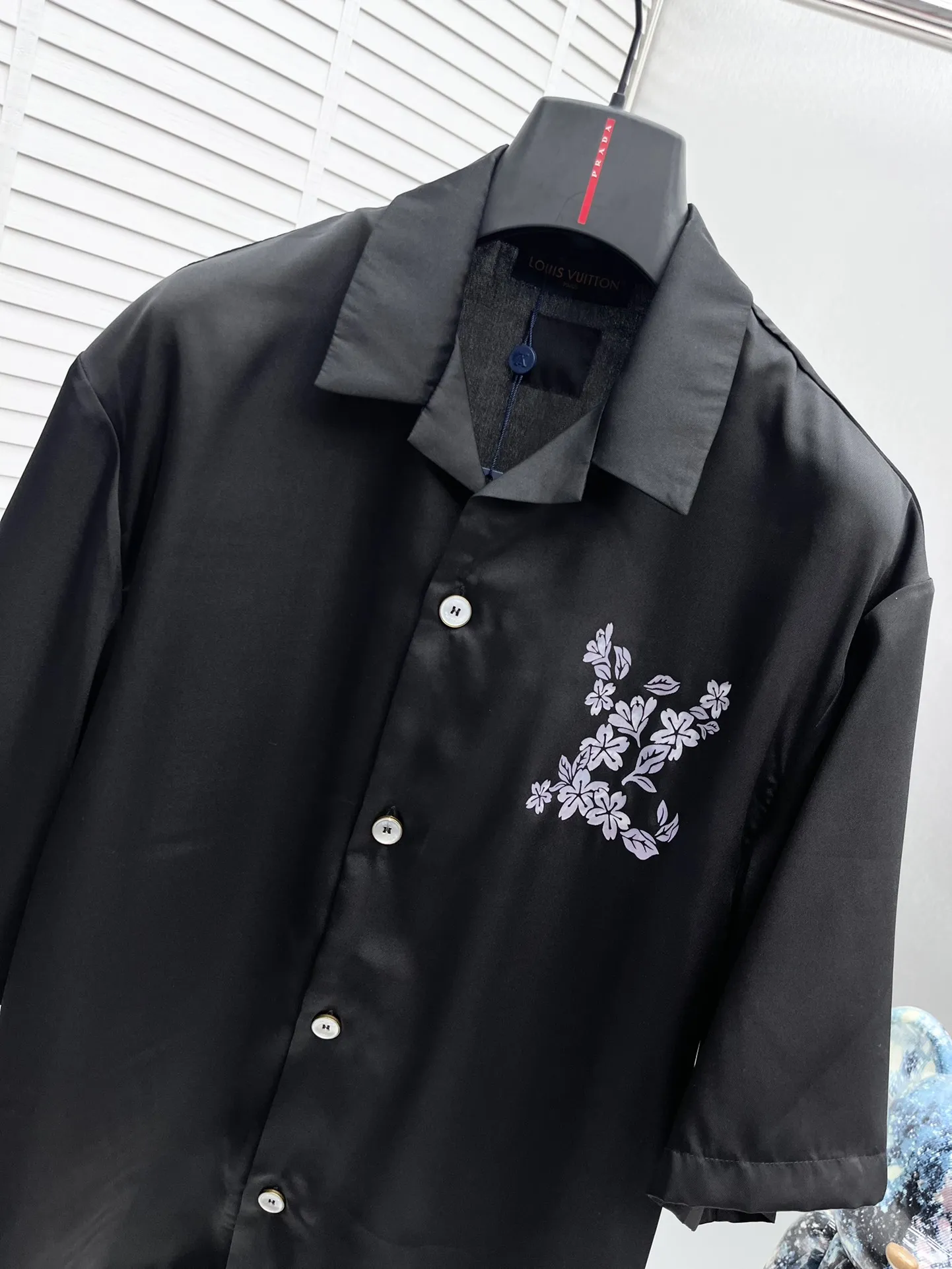 LOUIS VUITTON 新作黒のチェック柄短袖シャツ - 画像 (4)