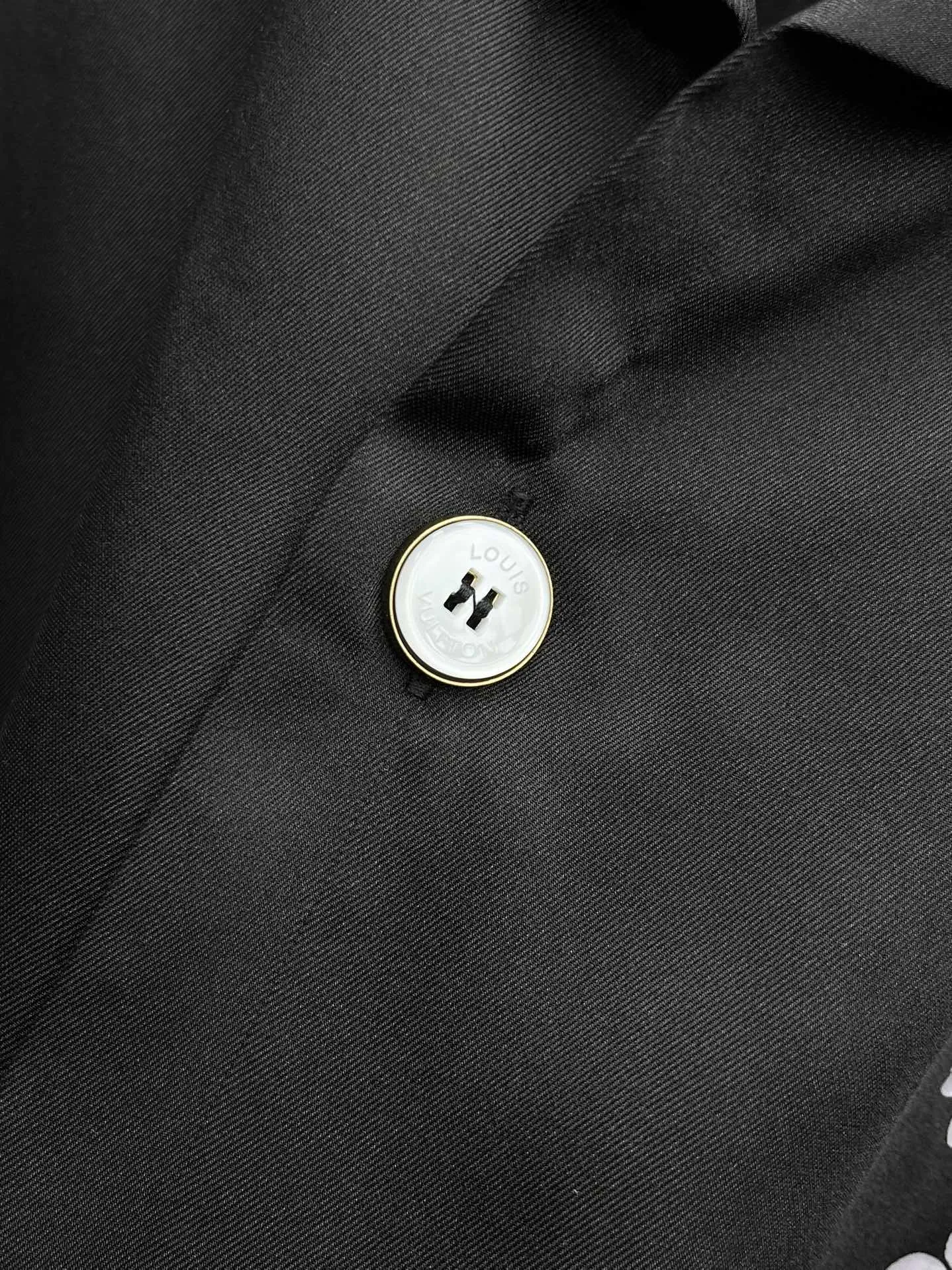 LOUIS VUITTON 新作黒のチェック柄短袖シャツ - 画像 (6)