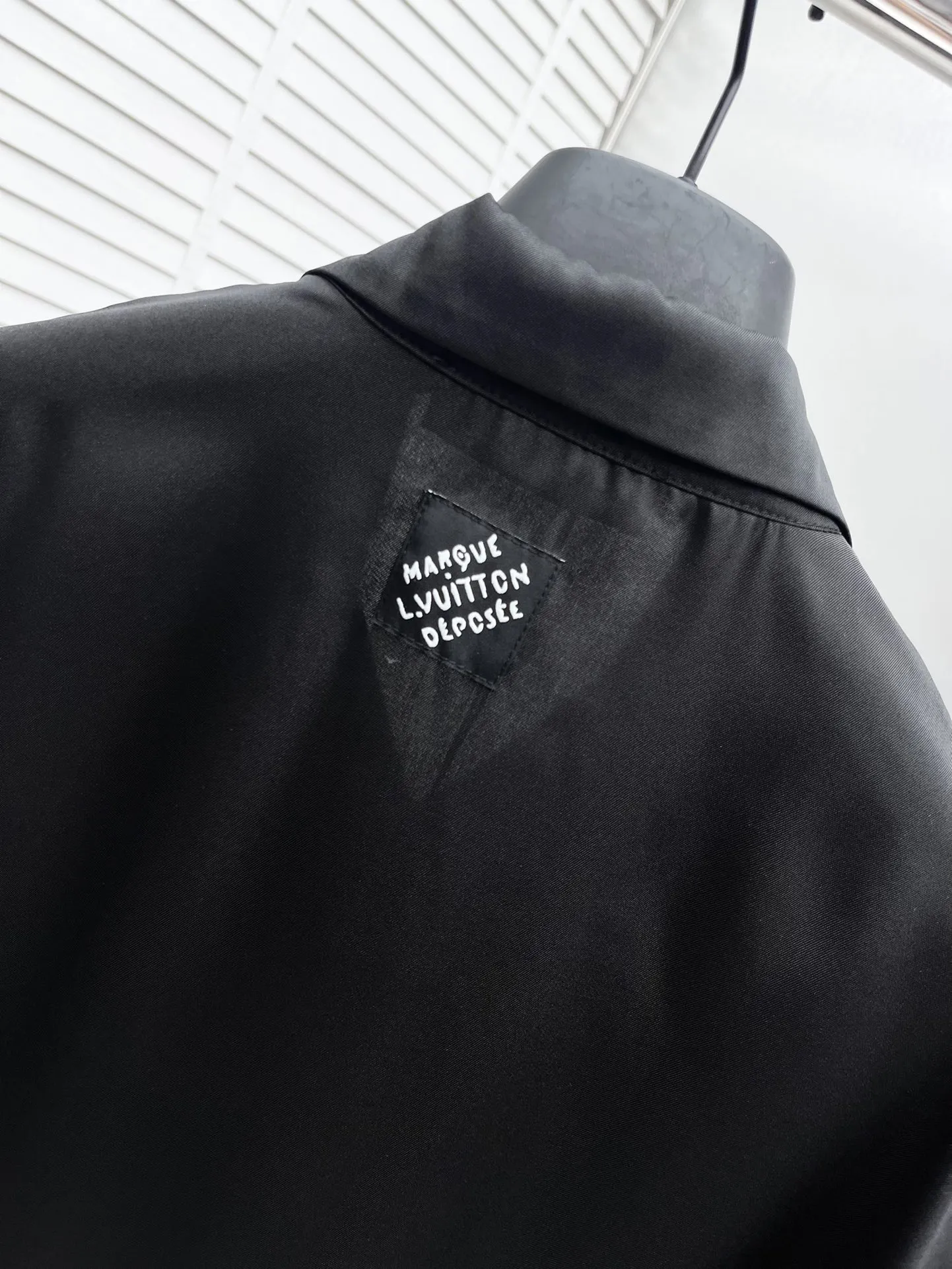 LOUIS VUITTON 新作黒のチェック柄短袖シャツ - 画像 (8)