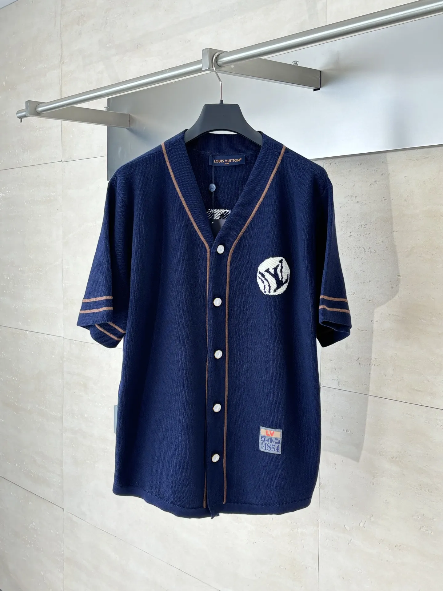 ルイヴィトン 新作 黒のチェック柄 シャツ