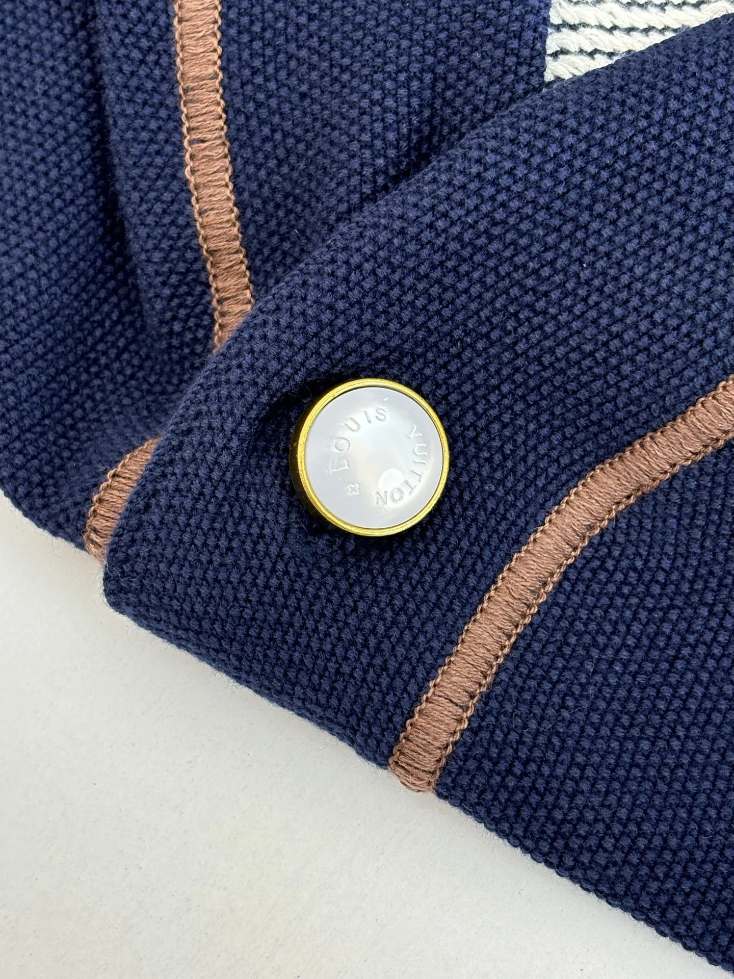 ルイヴィトン 新作 黒のチェック柄 シャツ - 画像 (6)