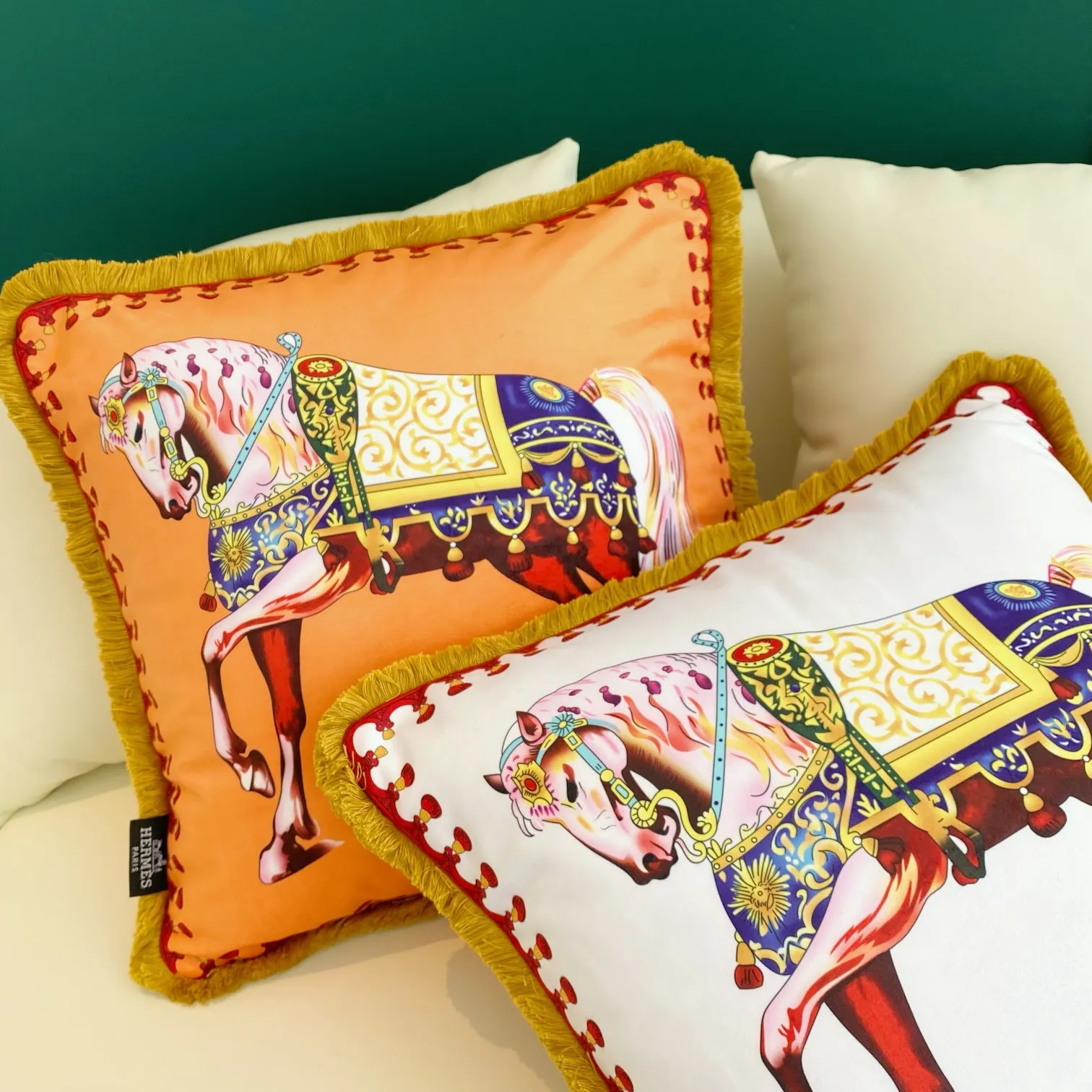 Hermès ヴェルvetクッション ホワイトとオレンジ - 画像 (5)