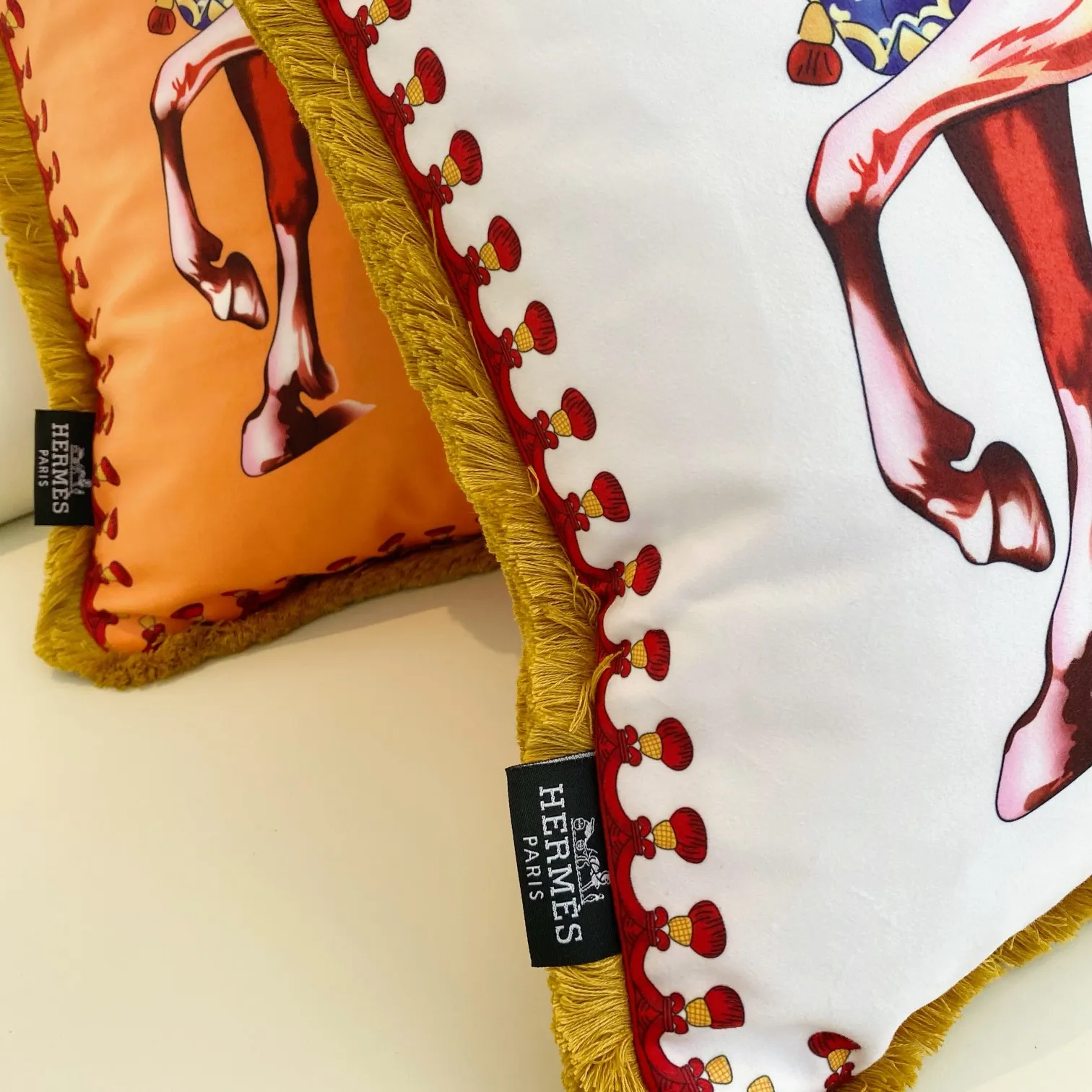 Hermès ヴェルvetクッション ホワイトとオレンジ - 画像 (7)