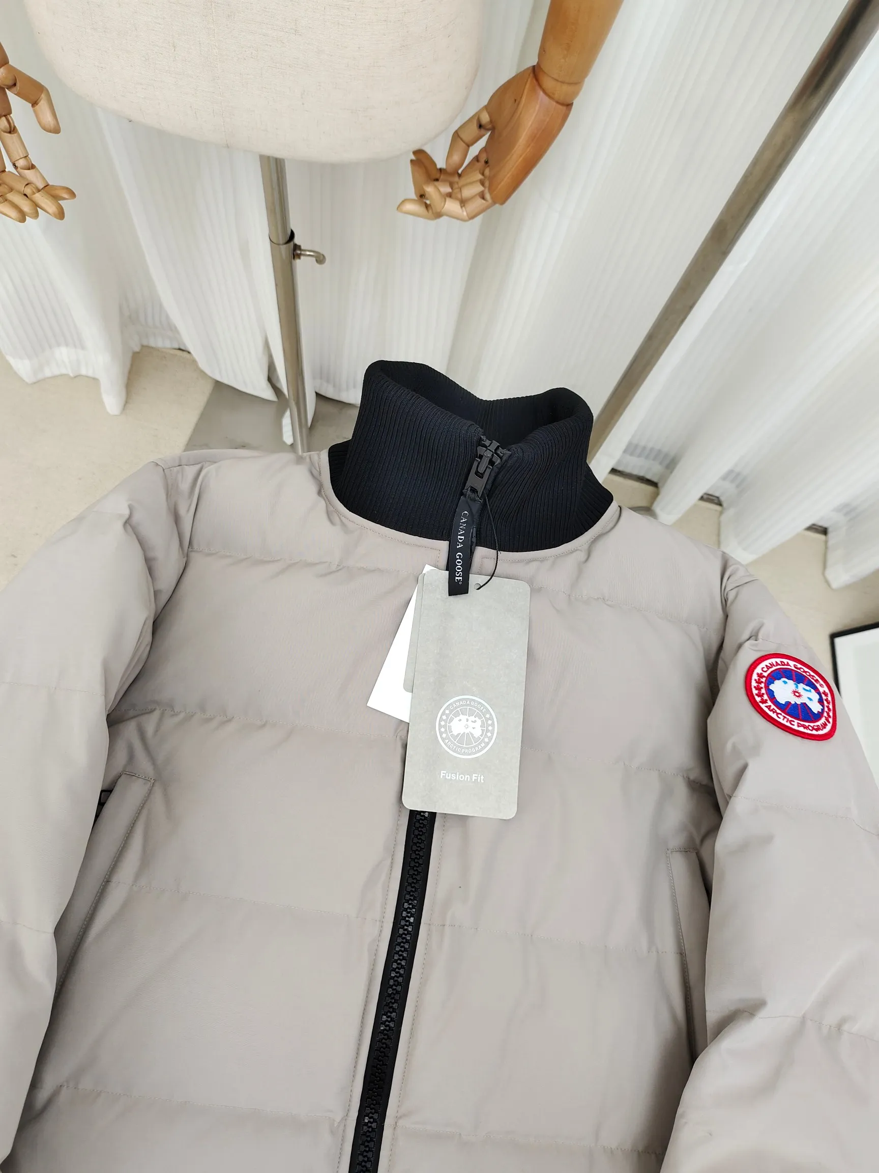 カナダグース ハイブリッジ ライト ジャケット グレーウルフファー - 画像 (3)