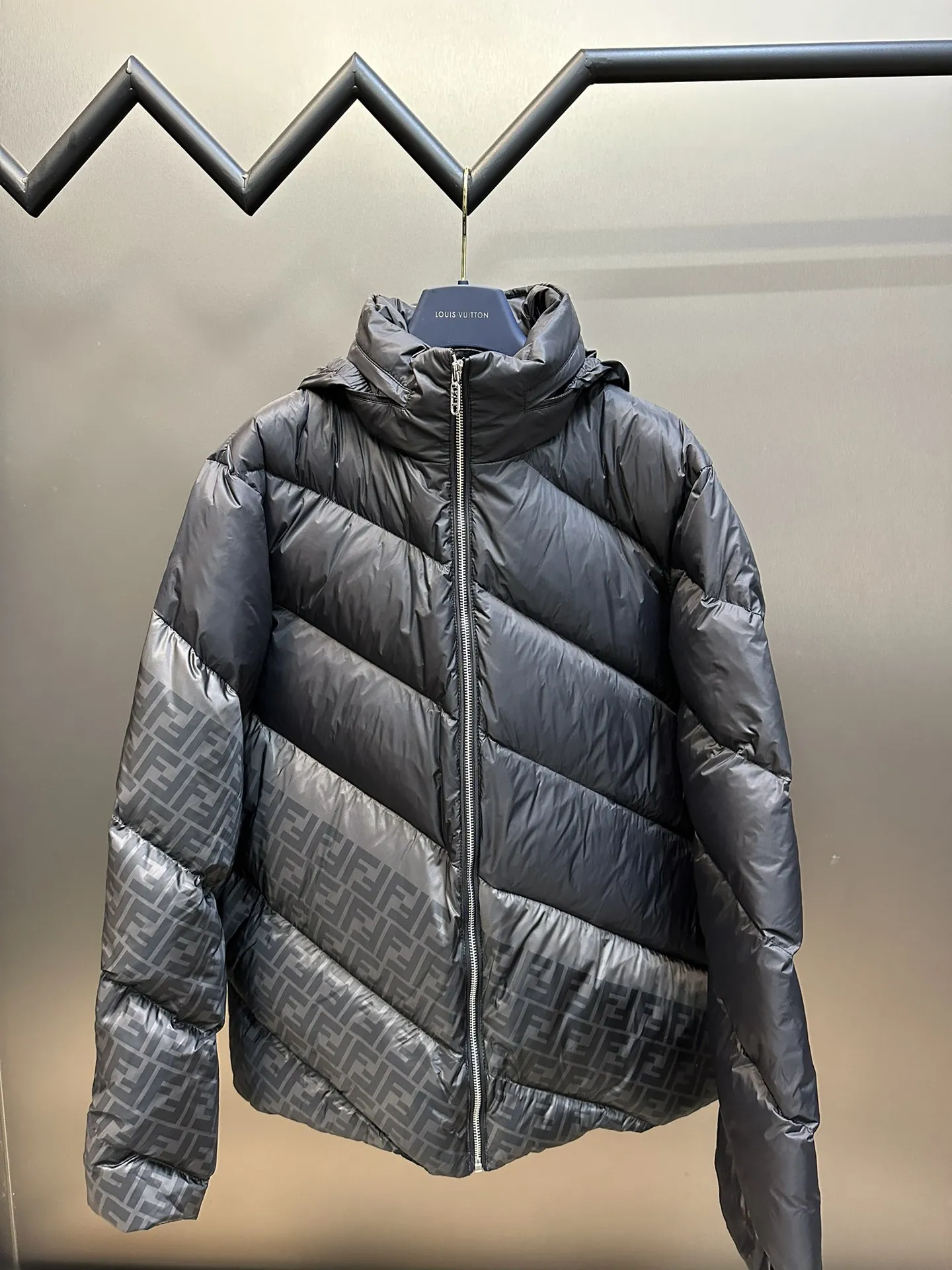 フェンディ モノグラム ダウンジャケット ブラック キルティング