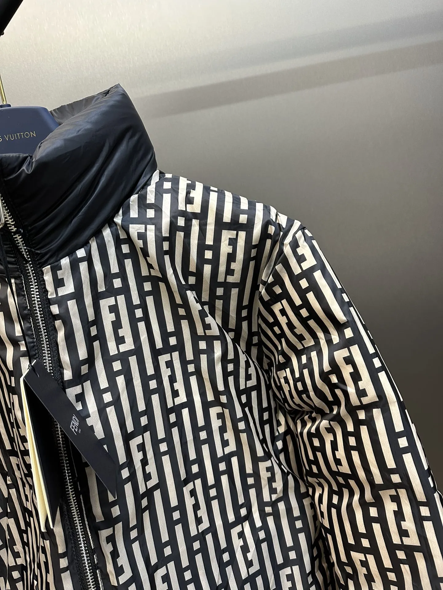 フェンディ ステファノ ピラーティ リバーシブル ダウンジャケット ミッドナイトブルー - 画像 (3)