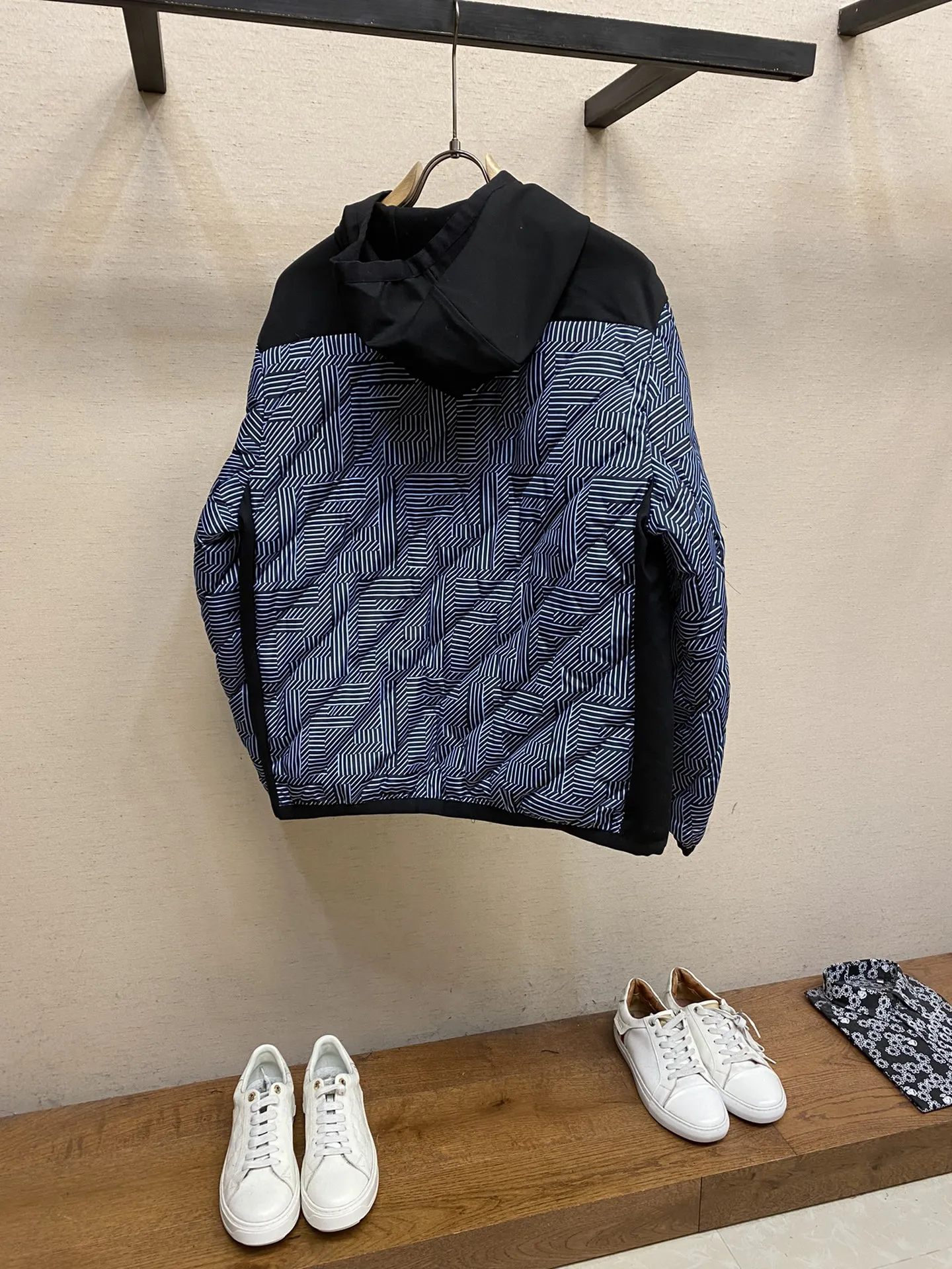 フェンディ キルティング ダウンジャケット ブルー ブラック フード付き - 画像 (3)