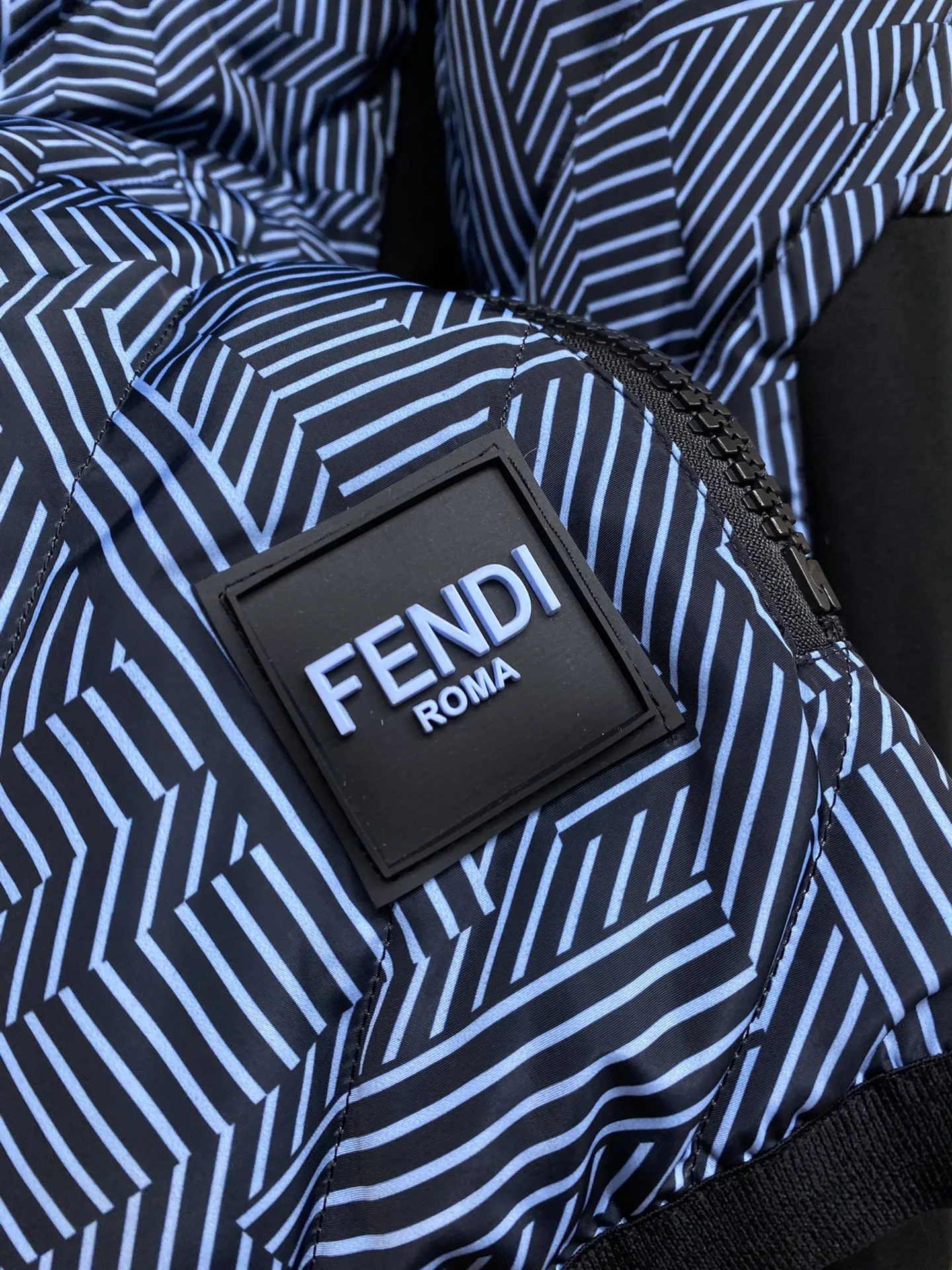 フェンディ キルティング ダウンジャケット ブルー ブラック フード付き - 画像 (5)