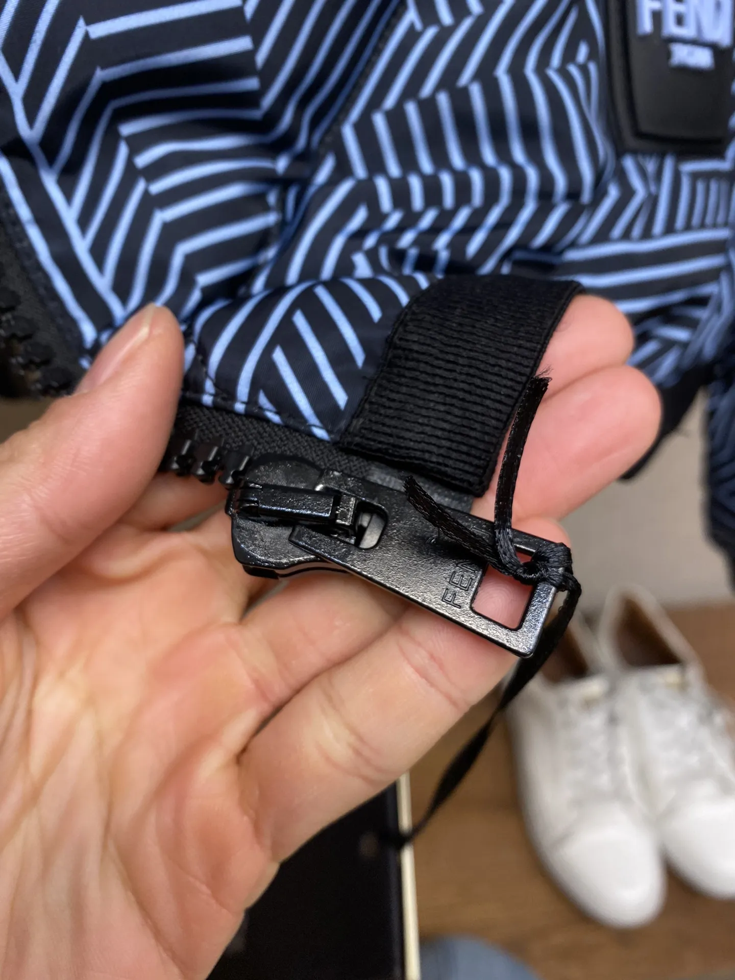 フェンディ キルティング ダウンジャケット ブルー ブラック フード付き - 画像 (6)