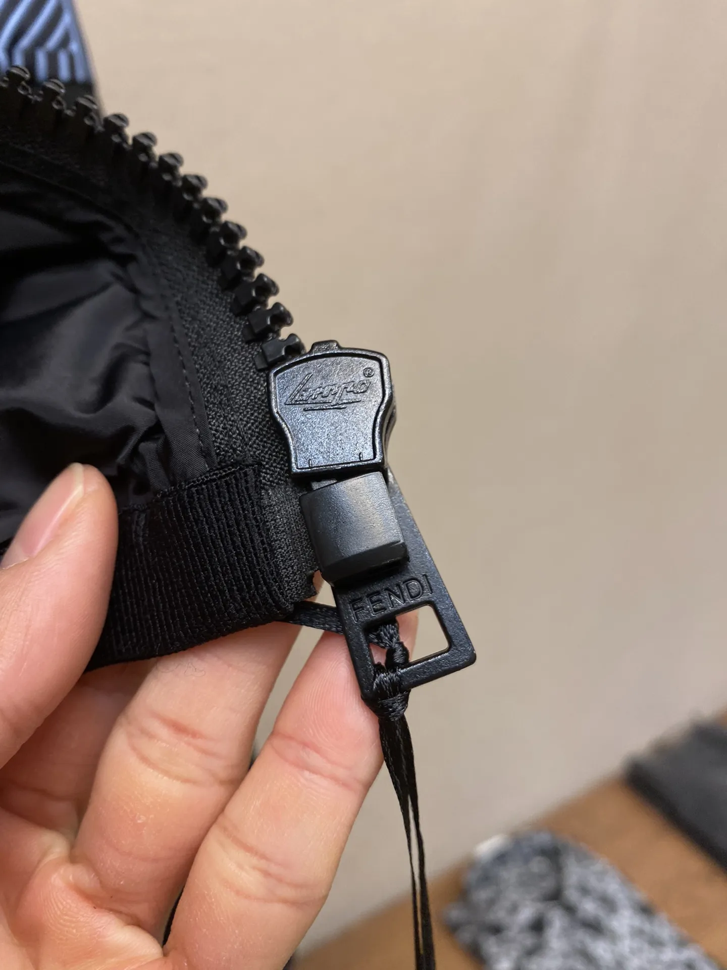 フェンディ キルティング ダウンジャケット ブルー ブラック フード付き - 画像 (7)