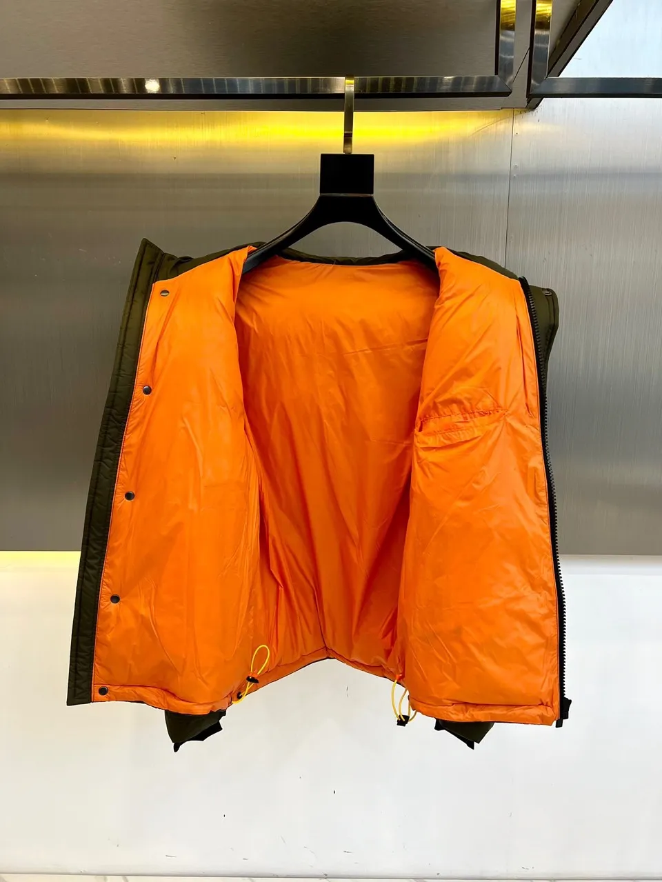 フェンディ モンスター フード付きダウンジャケット オリーブグリーン - 画像 (8)