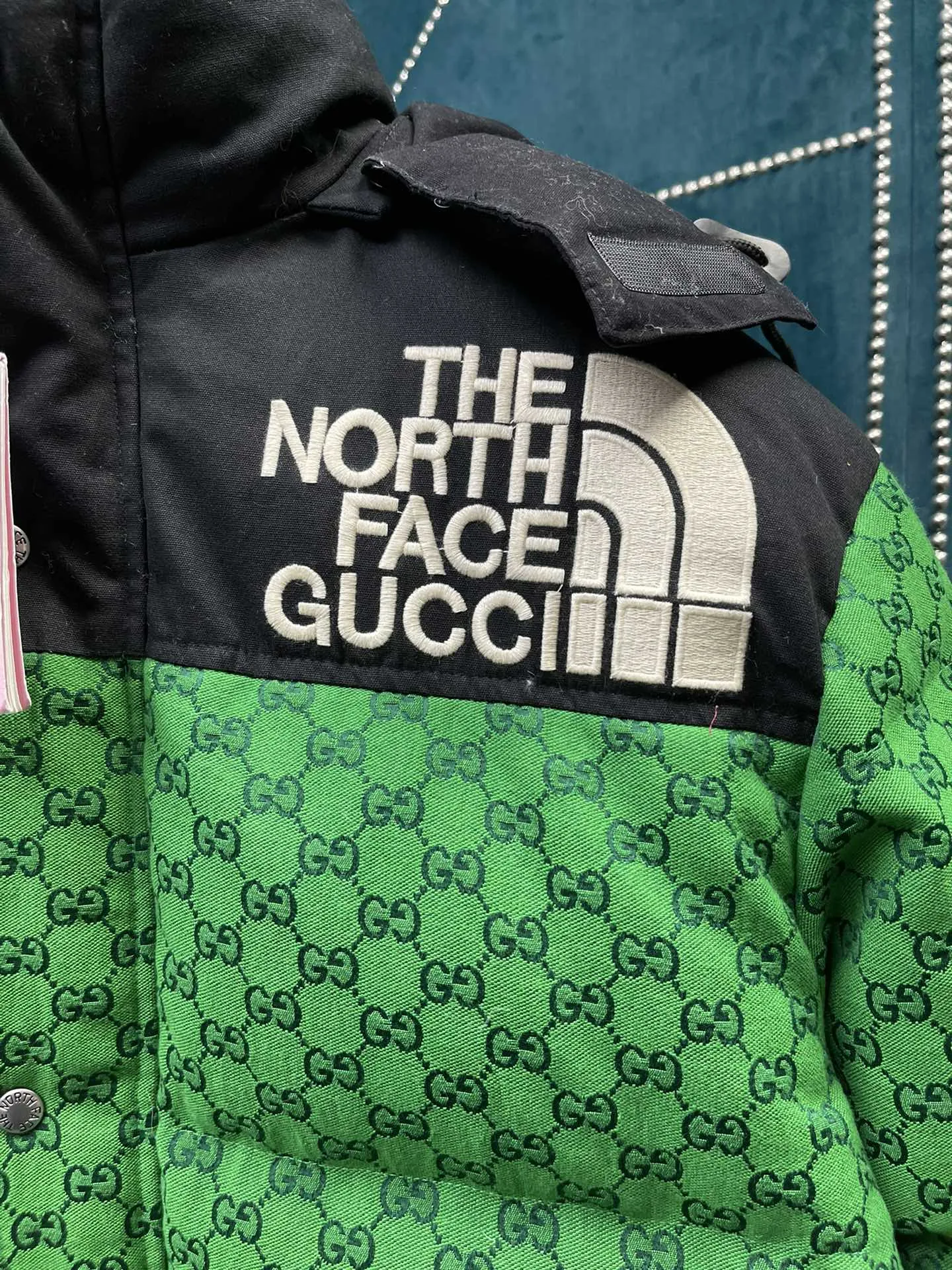 グッチ x ザ・ノース・フェイス ダウンジャケット グリーンロゴ - 画像 (4)