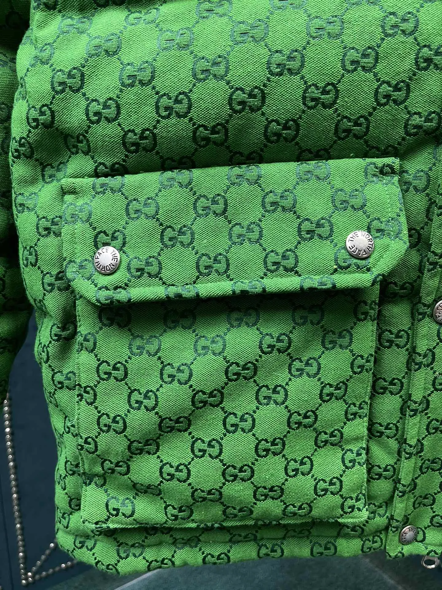 グッチ x ザ・ノース・フェイス ダウンジャケット グリーンロゴ - 画像 (6)