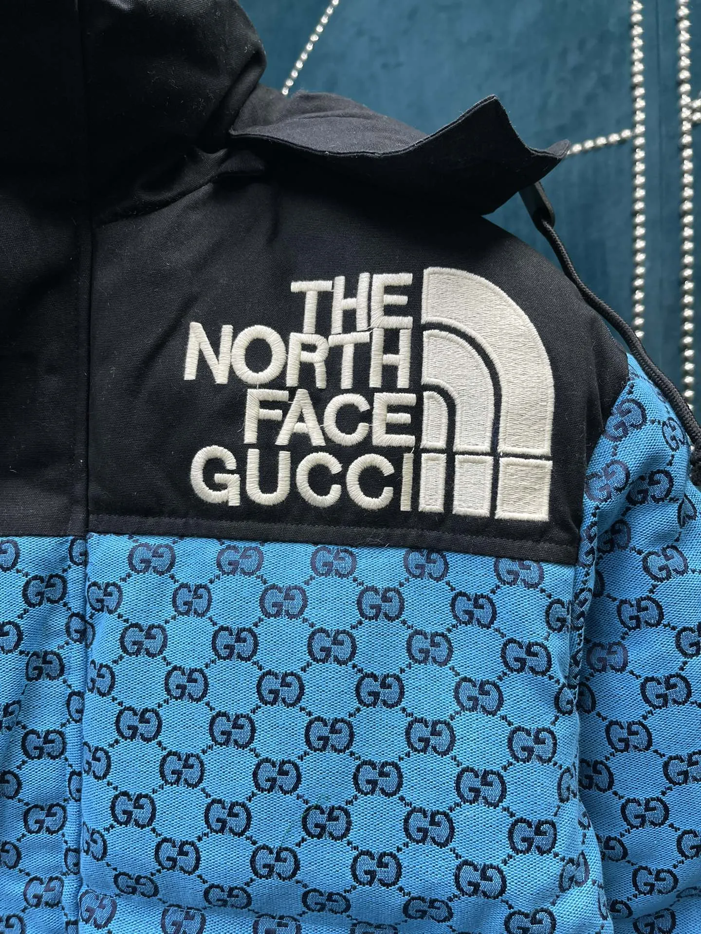 グッチ x ザ・ノース・フェイス ダウンジャケット ブルーロゴ - 画像 (5)