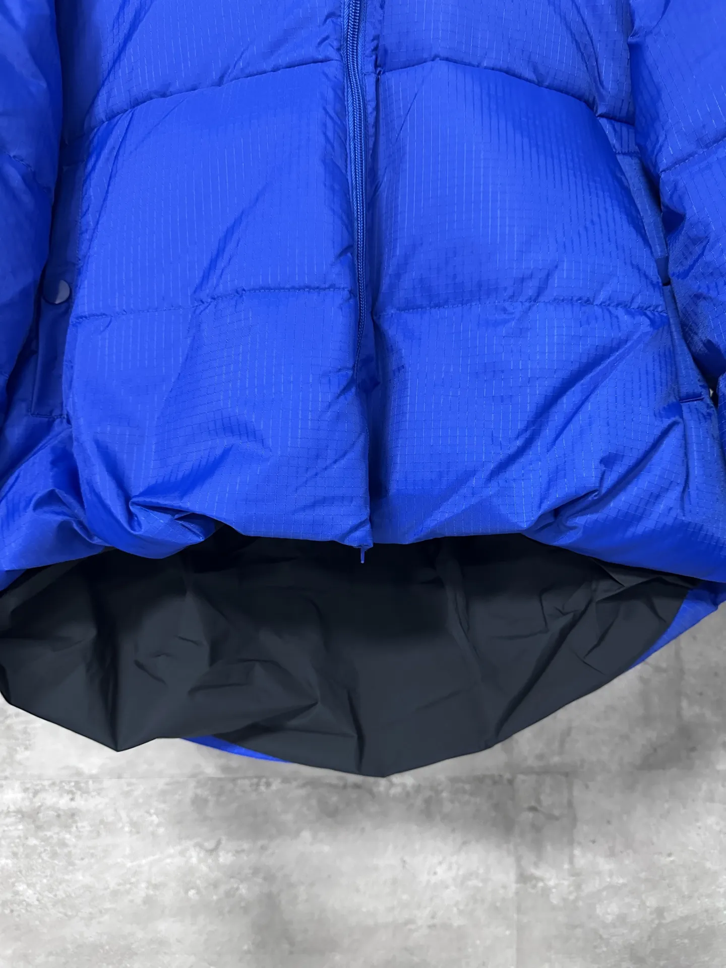 バレンシアガ タートルバック エレクトリックブルー パファー - 画像 (4)