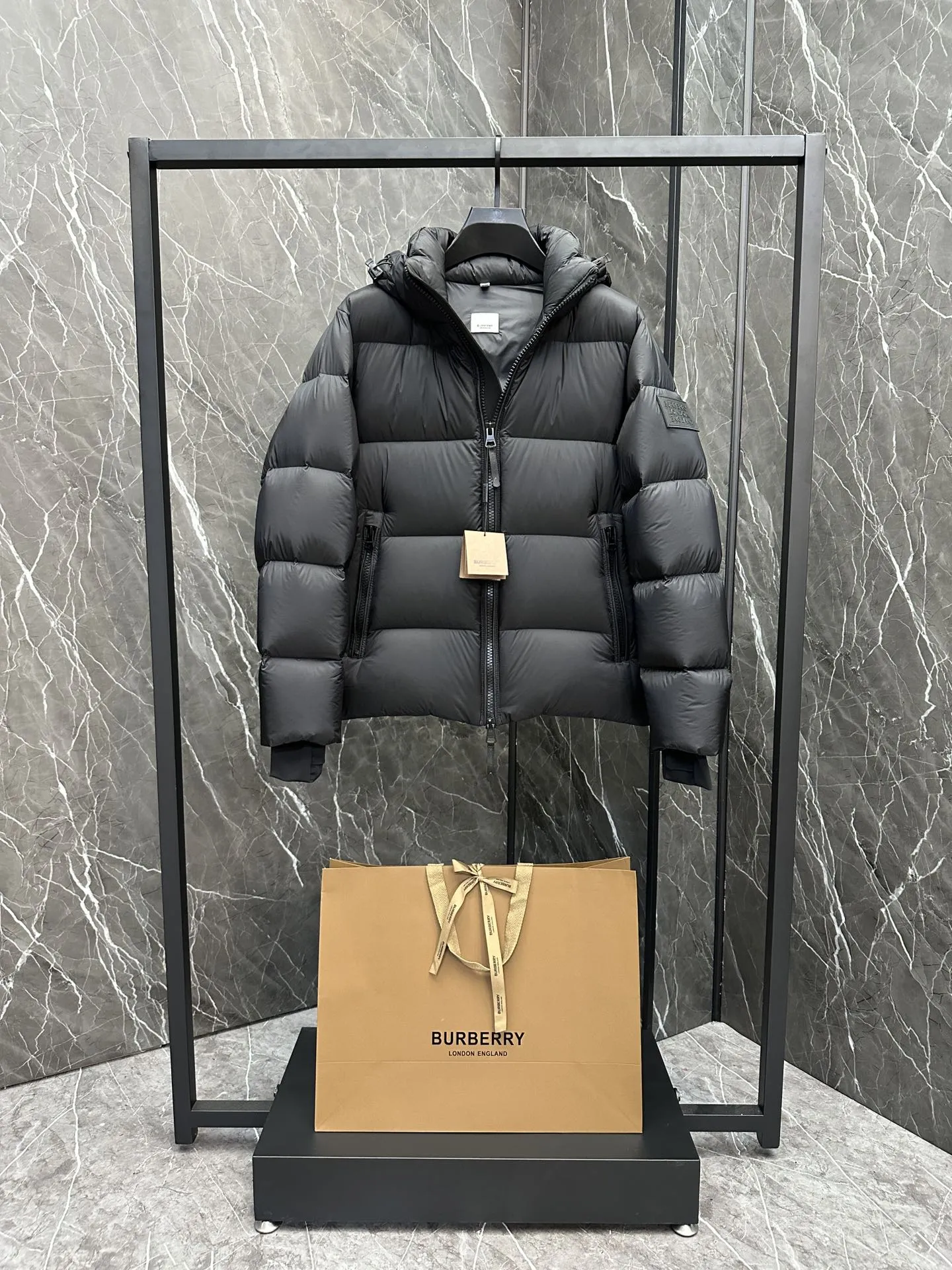 バーバリー ナイロン ダウンジャケット ブラック フード付き - 画像 (3)