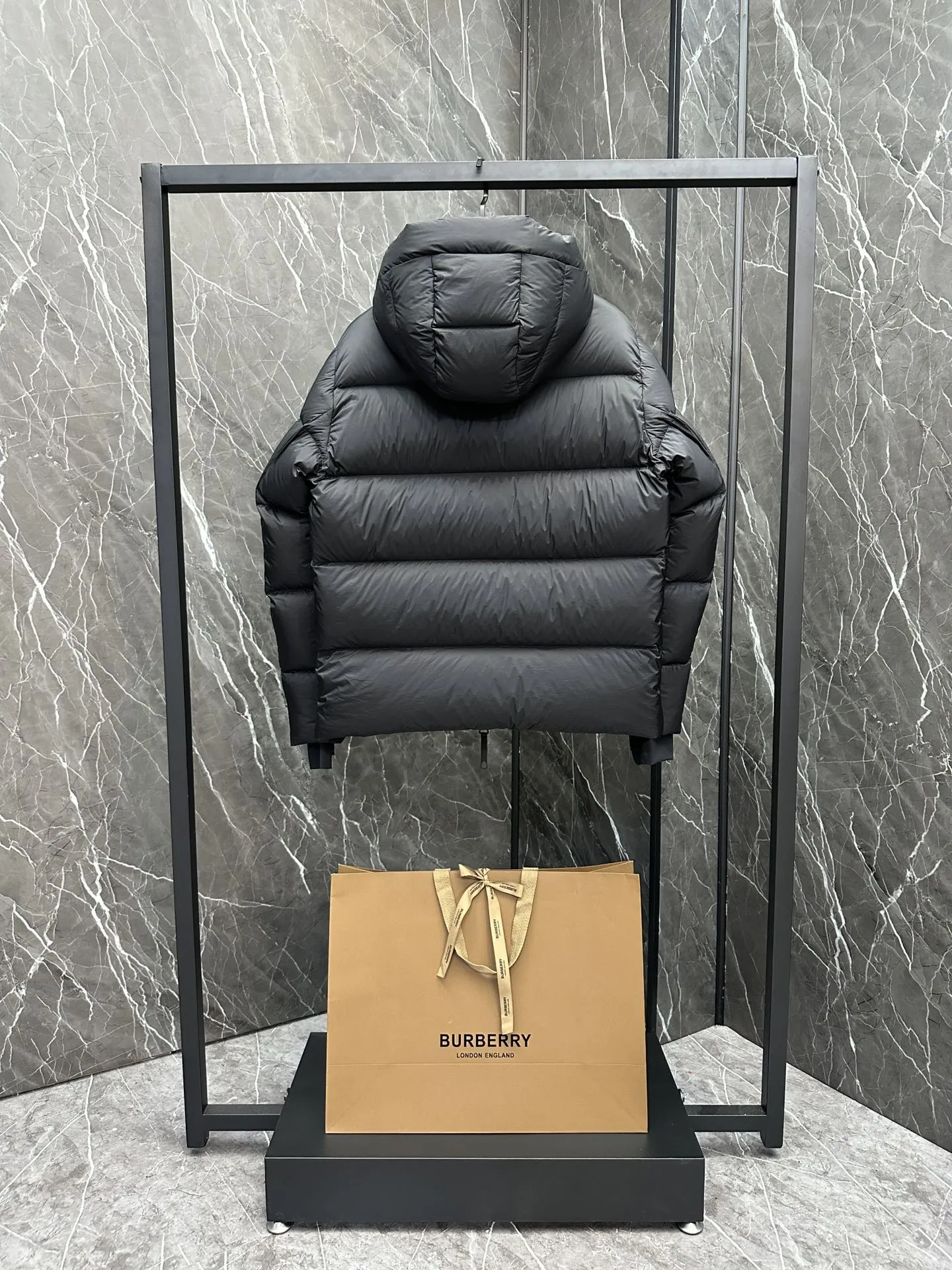 バーバリー ナイロン ダウンジャケット ブラック フード付き - 画像 (10)