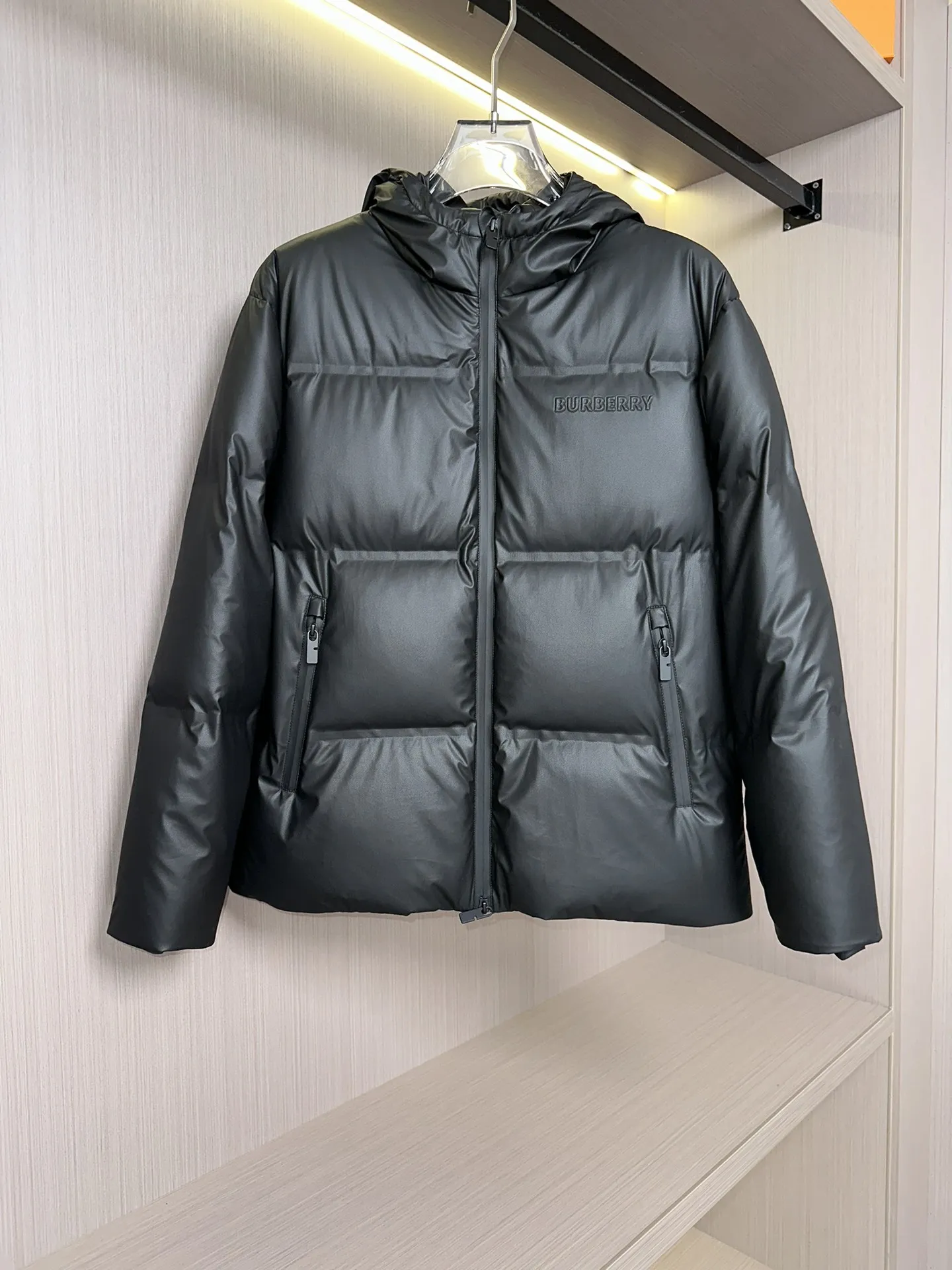 バーバリー 冬用ダウンジャケット フード付き ブラック