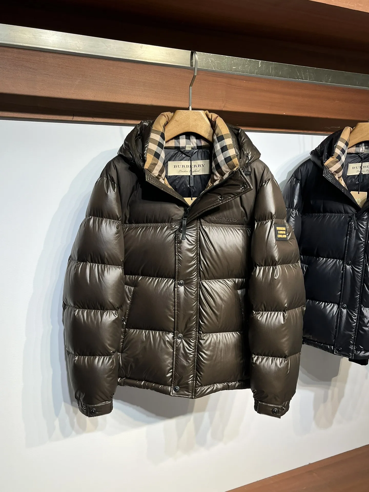 バーバリーロゴ パファージャケット ブラック フード付き - 画像 (5)