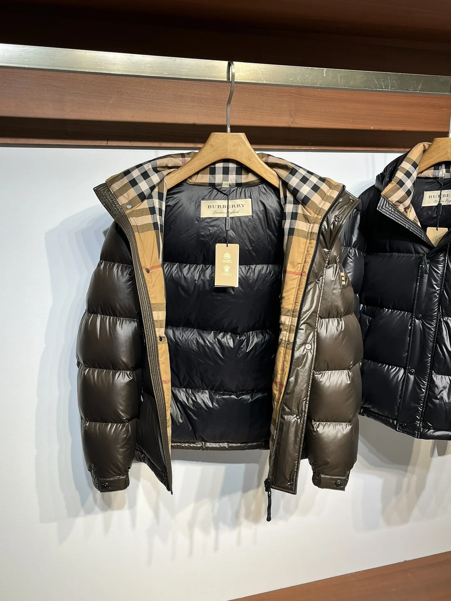 バーバリーロゴ パファージャケット ブラック フード付き - 画像 (6)