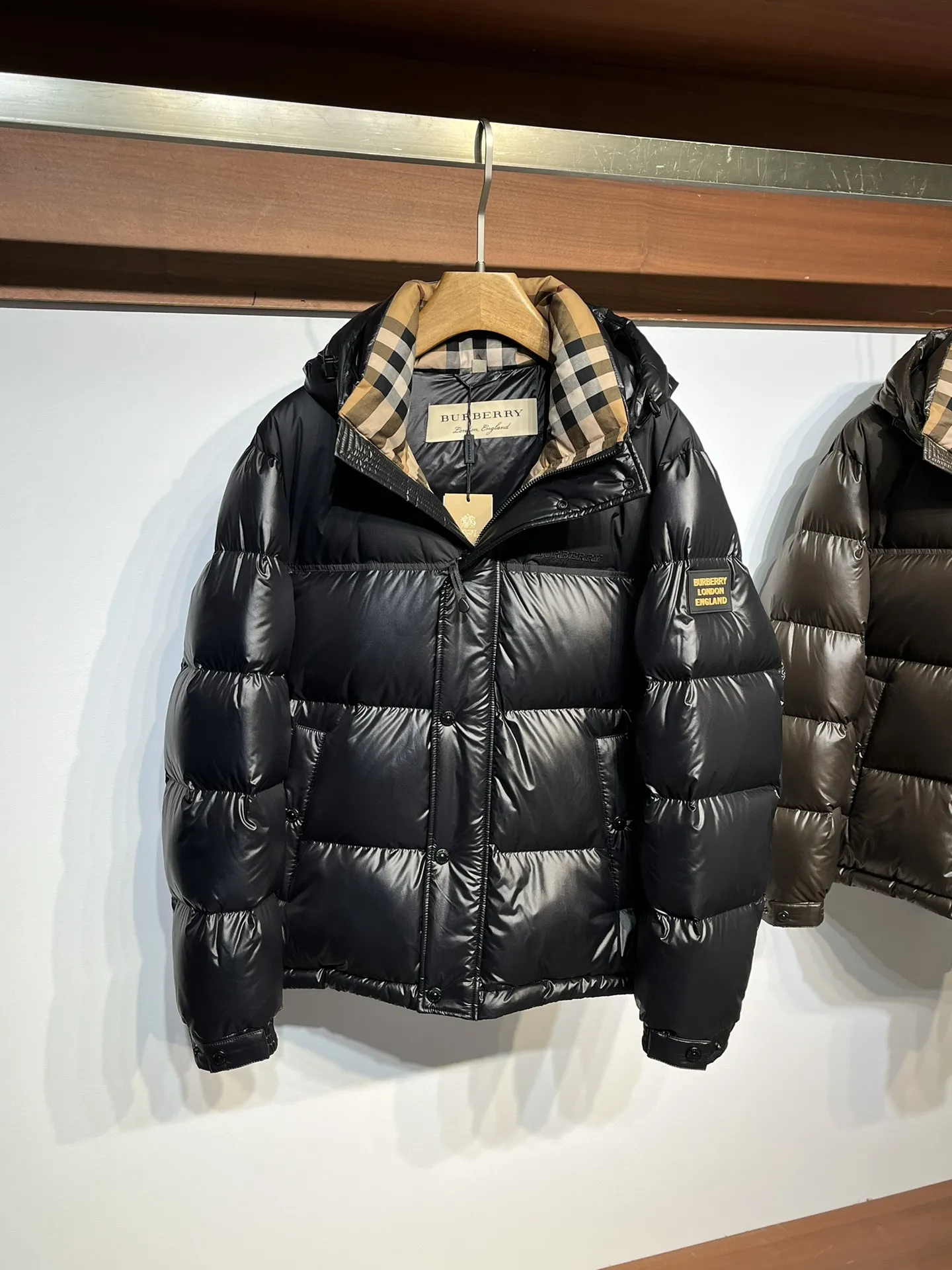 バーバリーロゴ パファージャケット ブラック フード付き - 画像 (7)