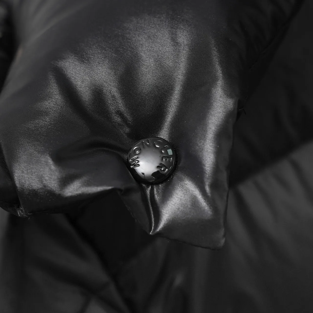 モンクレール トリコロール フード付きダウンジャケット ブラック - 画像 (8)