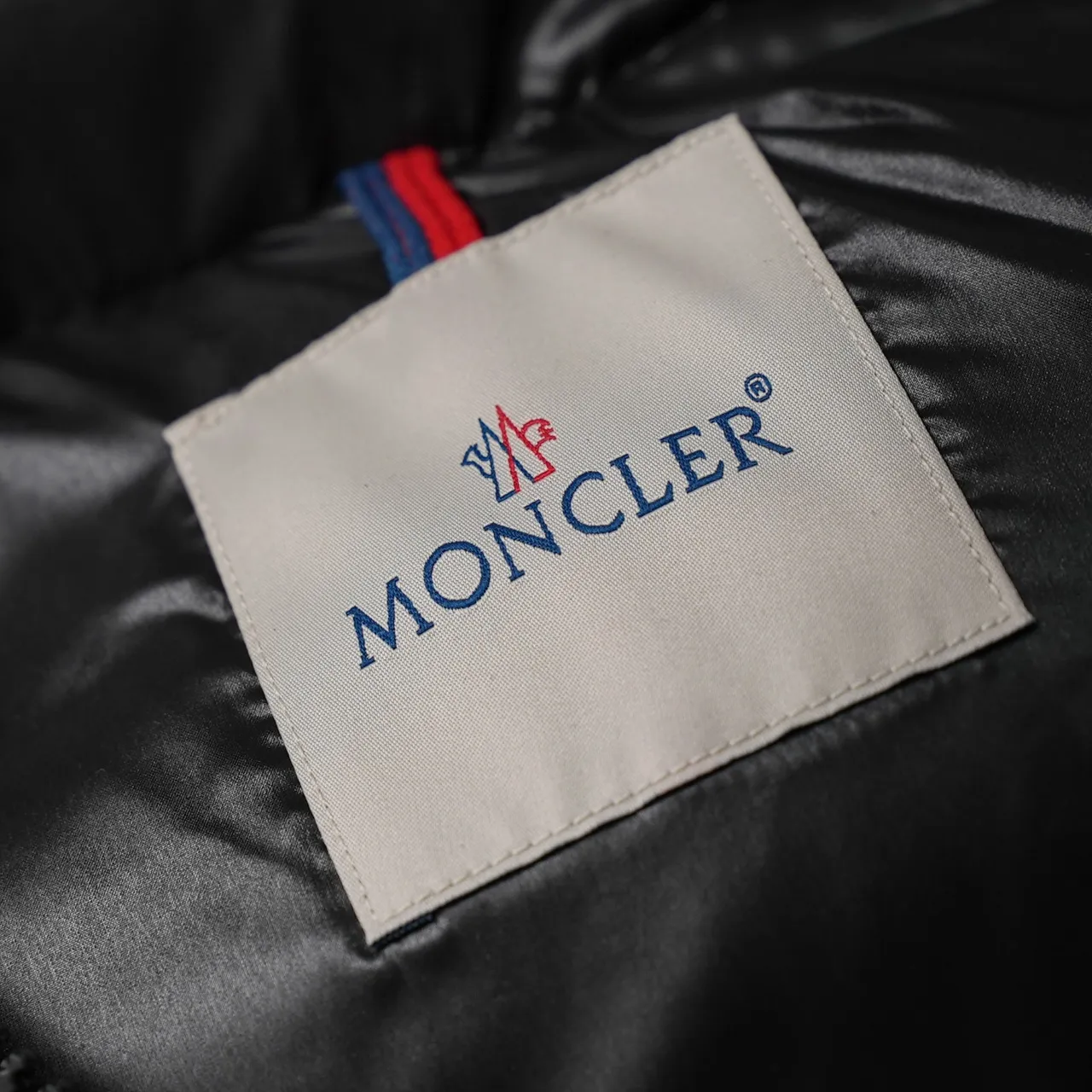 モンクレール トリコロール フード付きダウンジャケット ブラック - 画像 (9)
