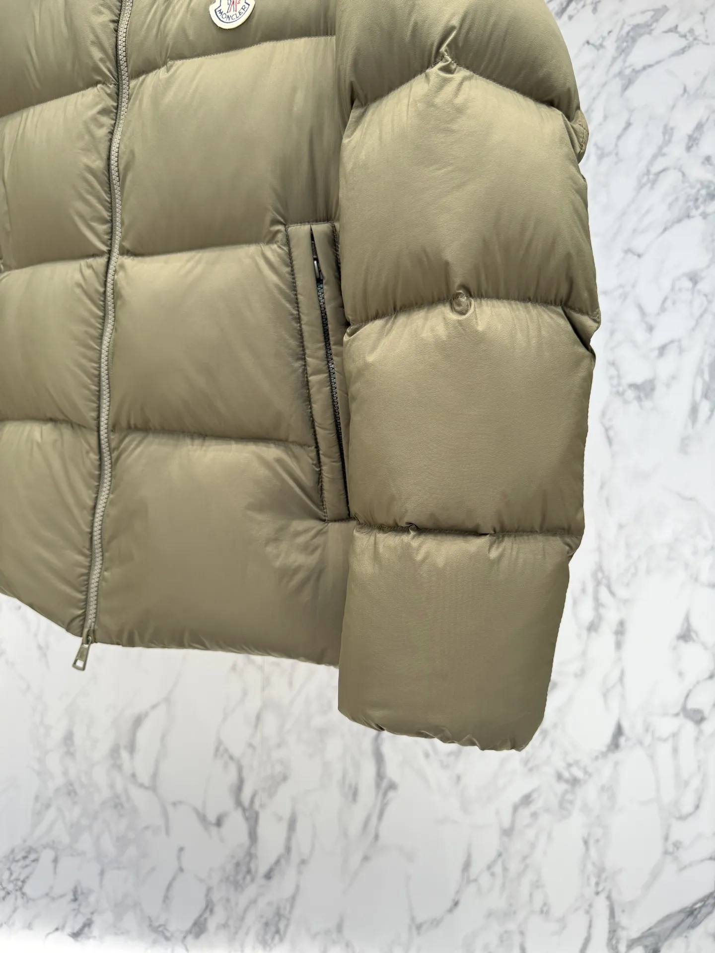 モンクレール グルノーブル ダウンジャケット オリーブ フード付き - 画像 (8)