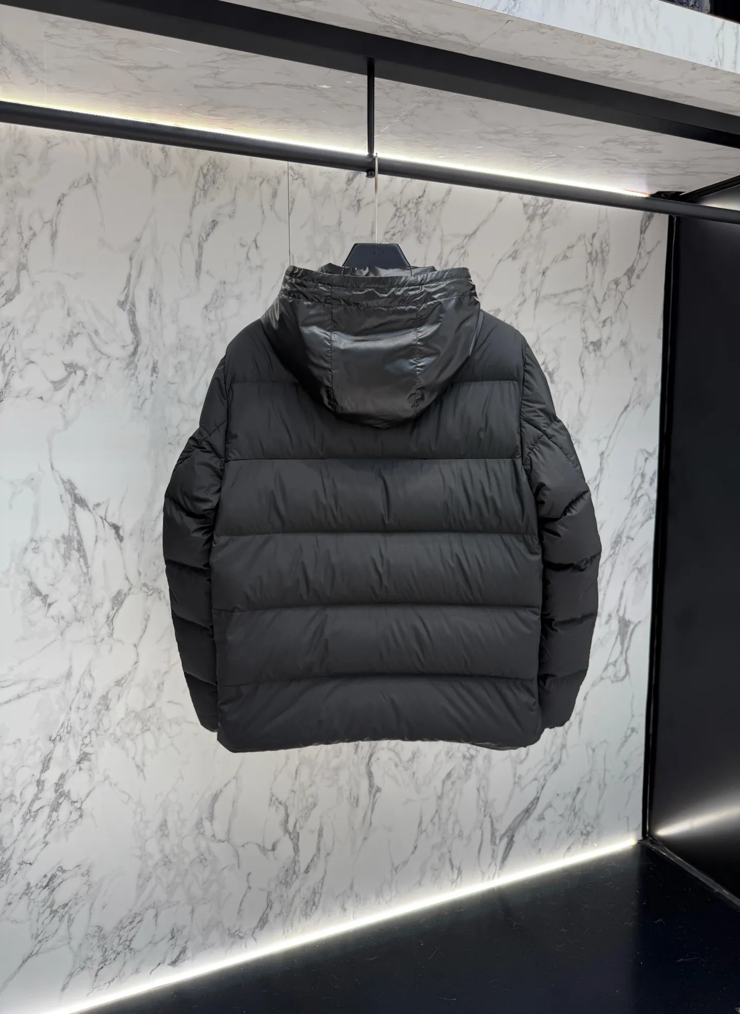 モンクレール ダウンジャケット R778 ブラック フード付き - 画像 (4)
