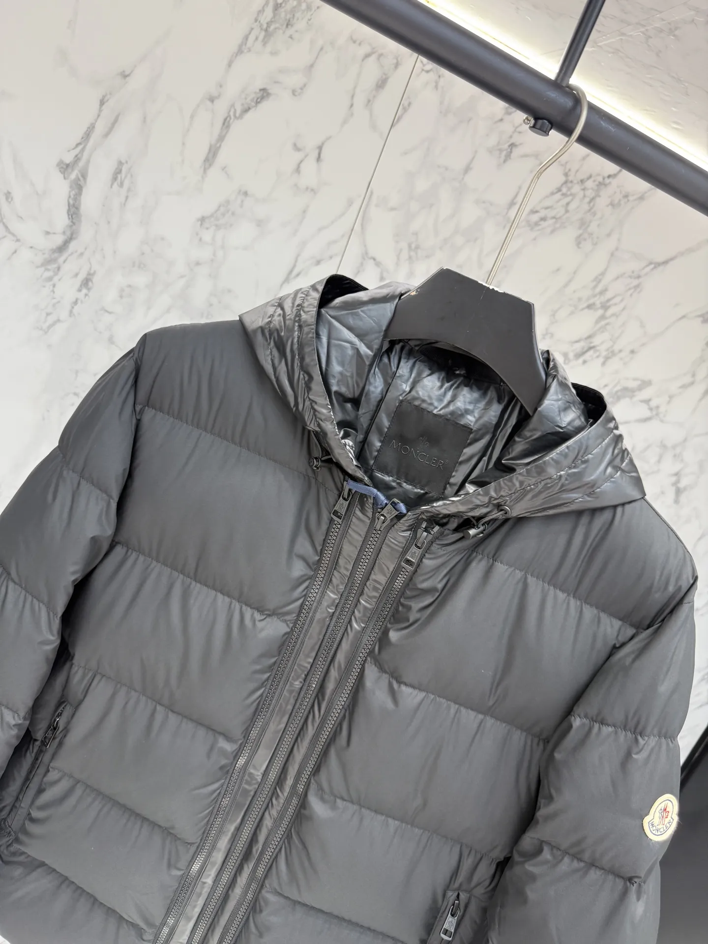 モンクレール ダウンジャケット R778 ブラック フード付き - 画像 (5)