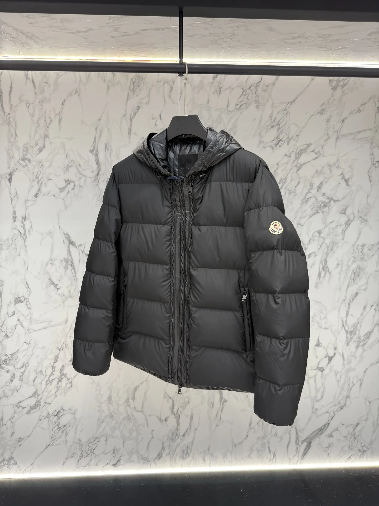 モンクレール ダウンジャケット R778 ブラック フード付き - 画像 (6)
