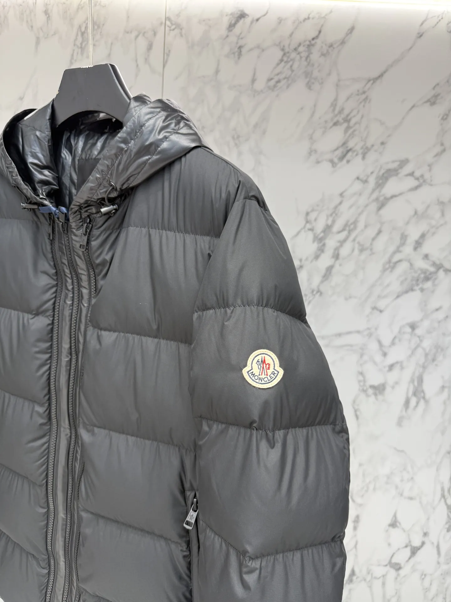 モンクレール ダウンジャケット R778 ブラック フード付き - 画像 (7)