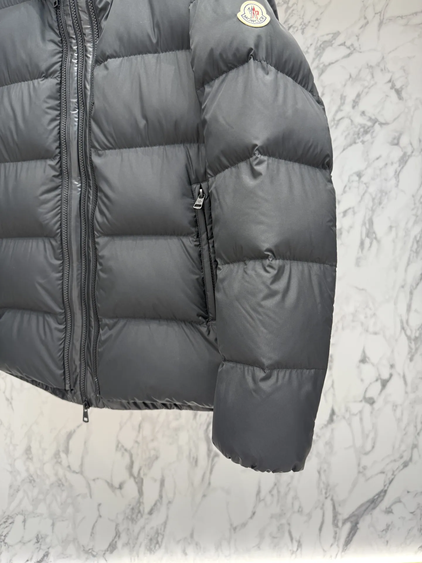 モンクレール ダウンジャケット R778 ブラック フード付き - 画像 (8)