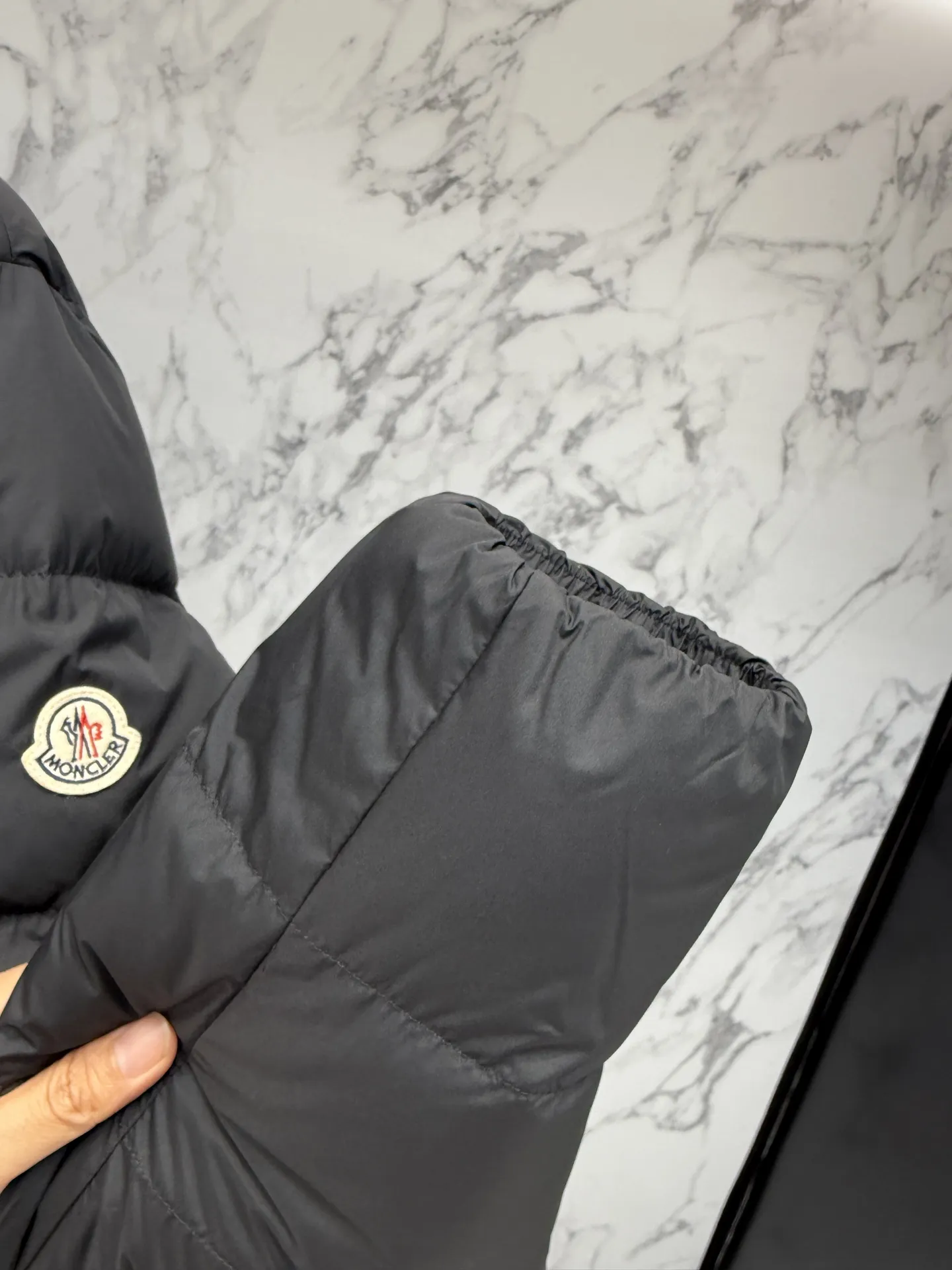モンクレール ダウンジャケット R778 ブラック フード付き - 画像 (9)