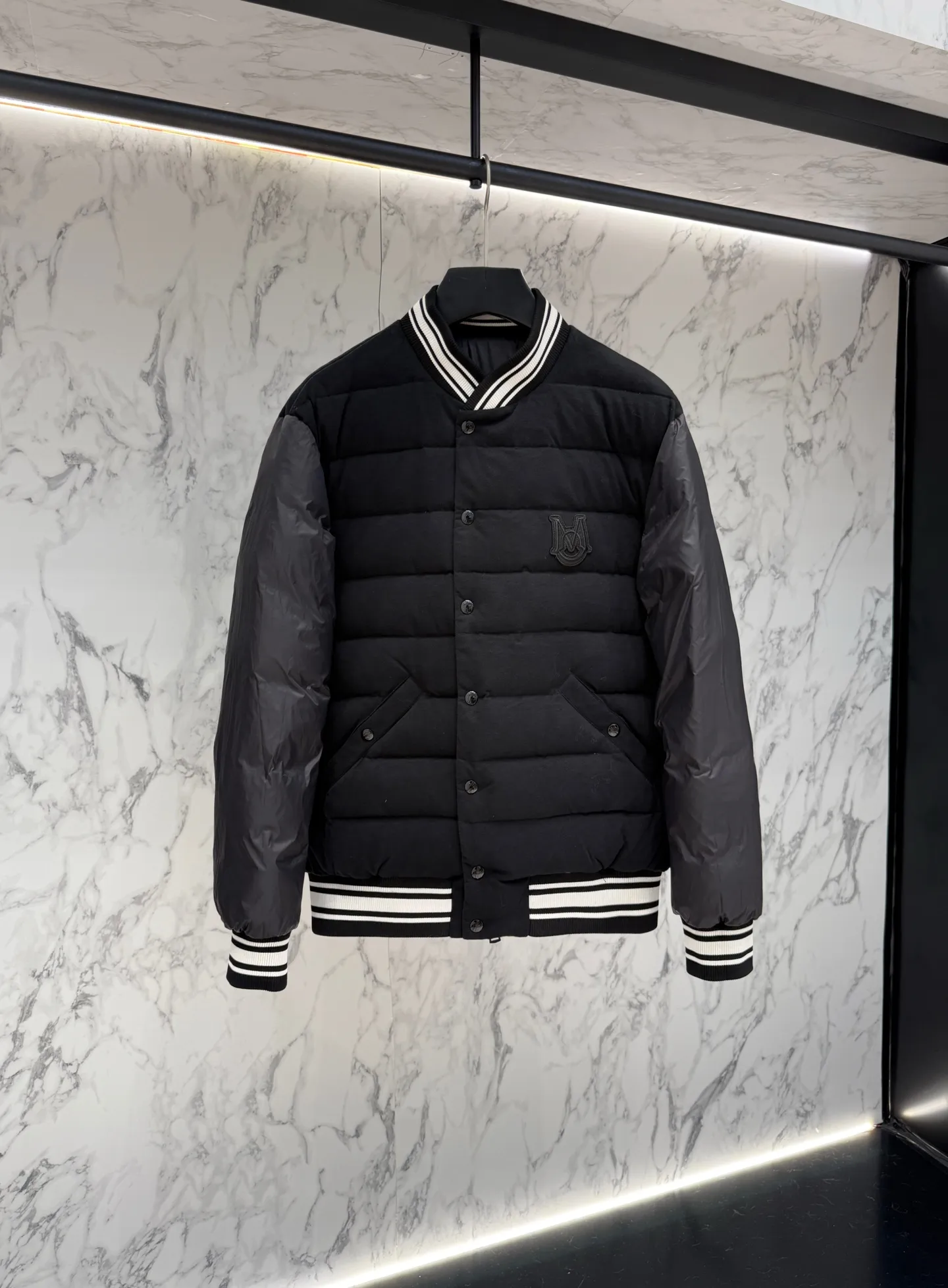 モンクレール ダウンジャケット ブラック バーシティスタイル - 画像 (3)