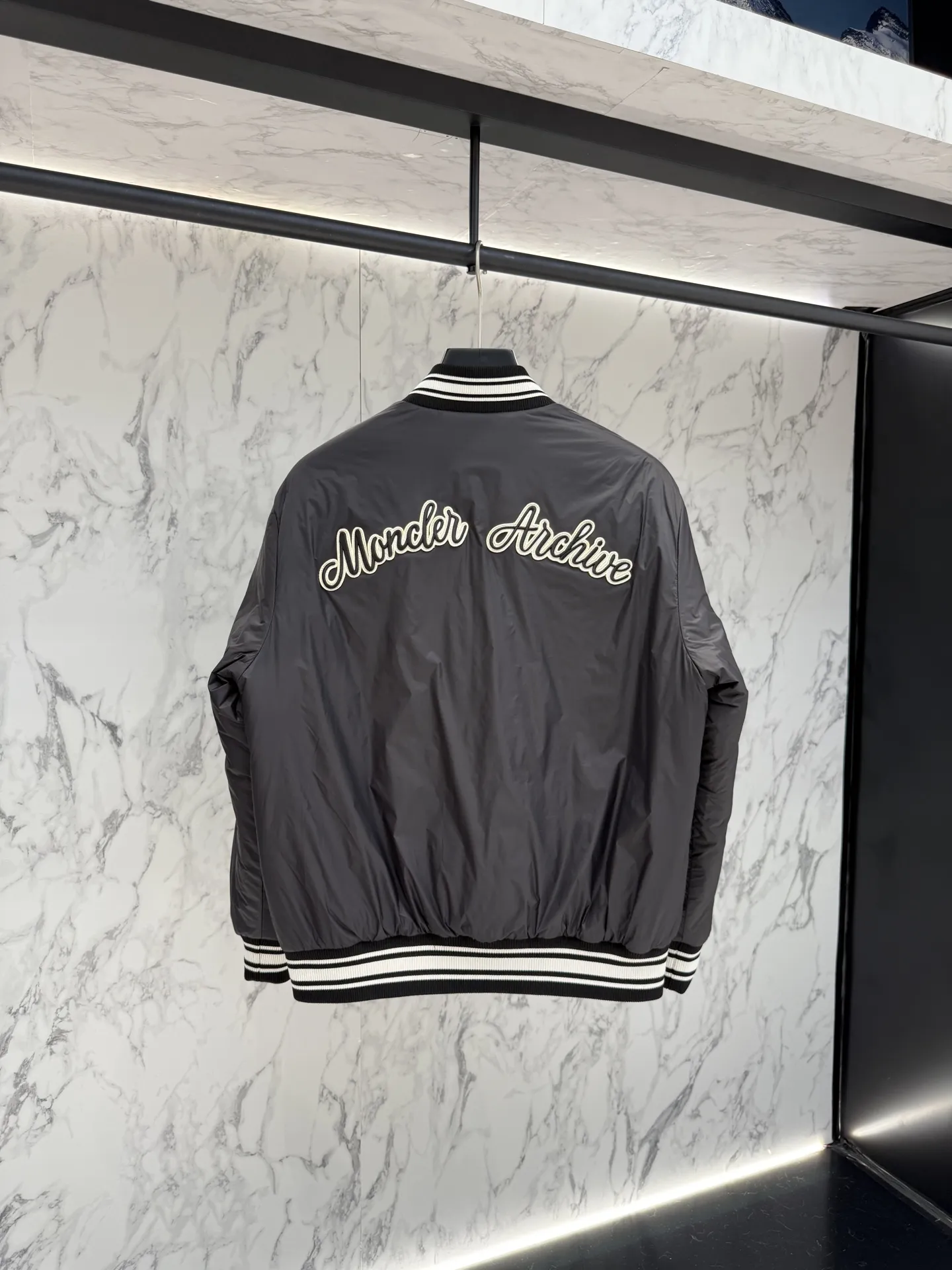 モンクレール ダウンジャケット ブラック バーシティスタイル - 画像 (4)