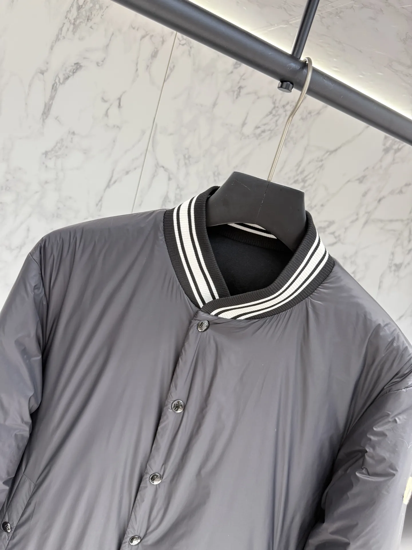 モンクレール ダウンジャケット ブラック バーシティスタイル - 画像 (5)