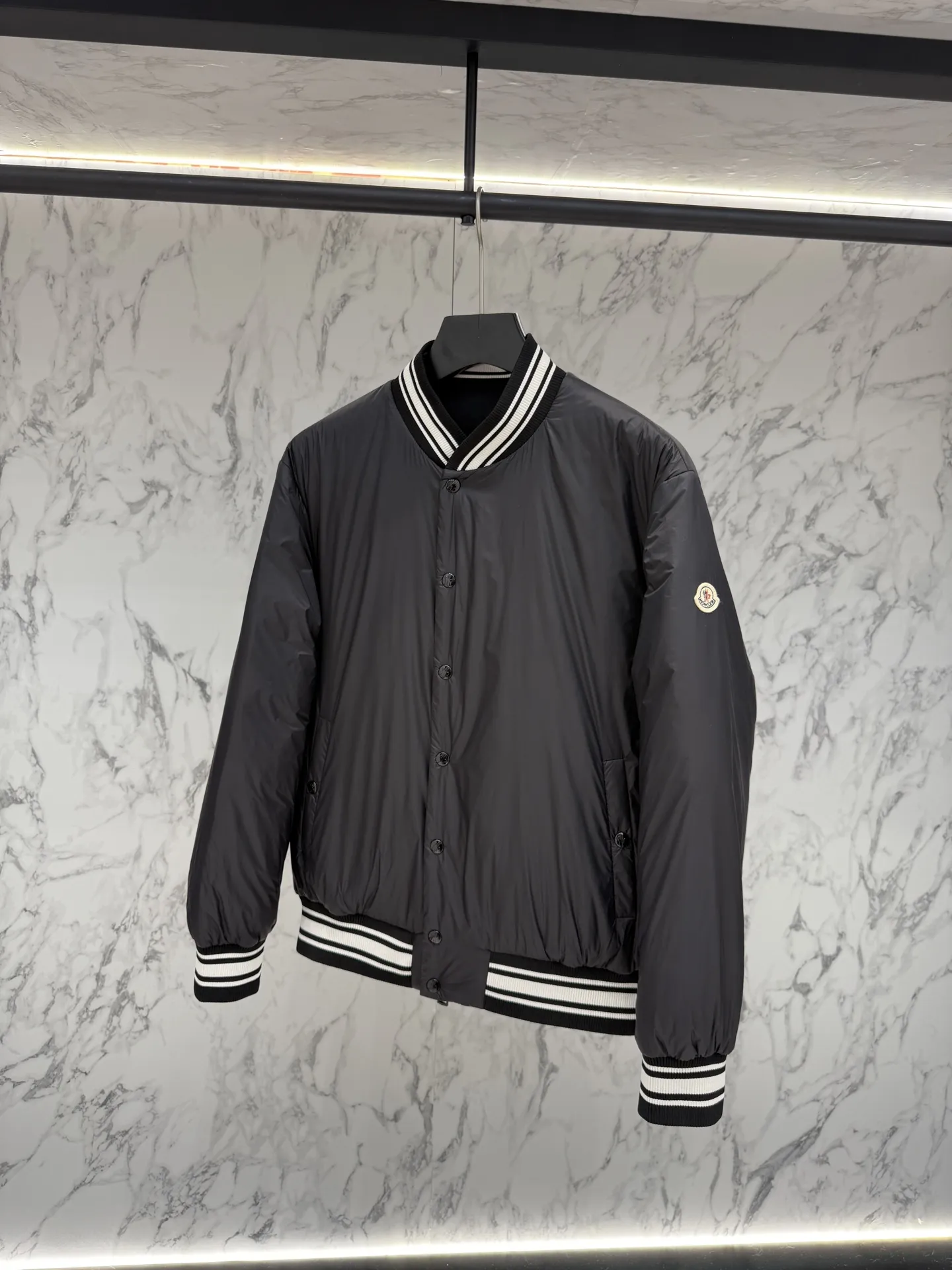 モンクレール ダウンジャケット ブラック バーシティスタイル - 画像 (6)