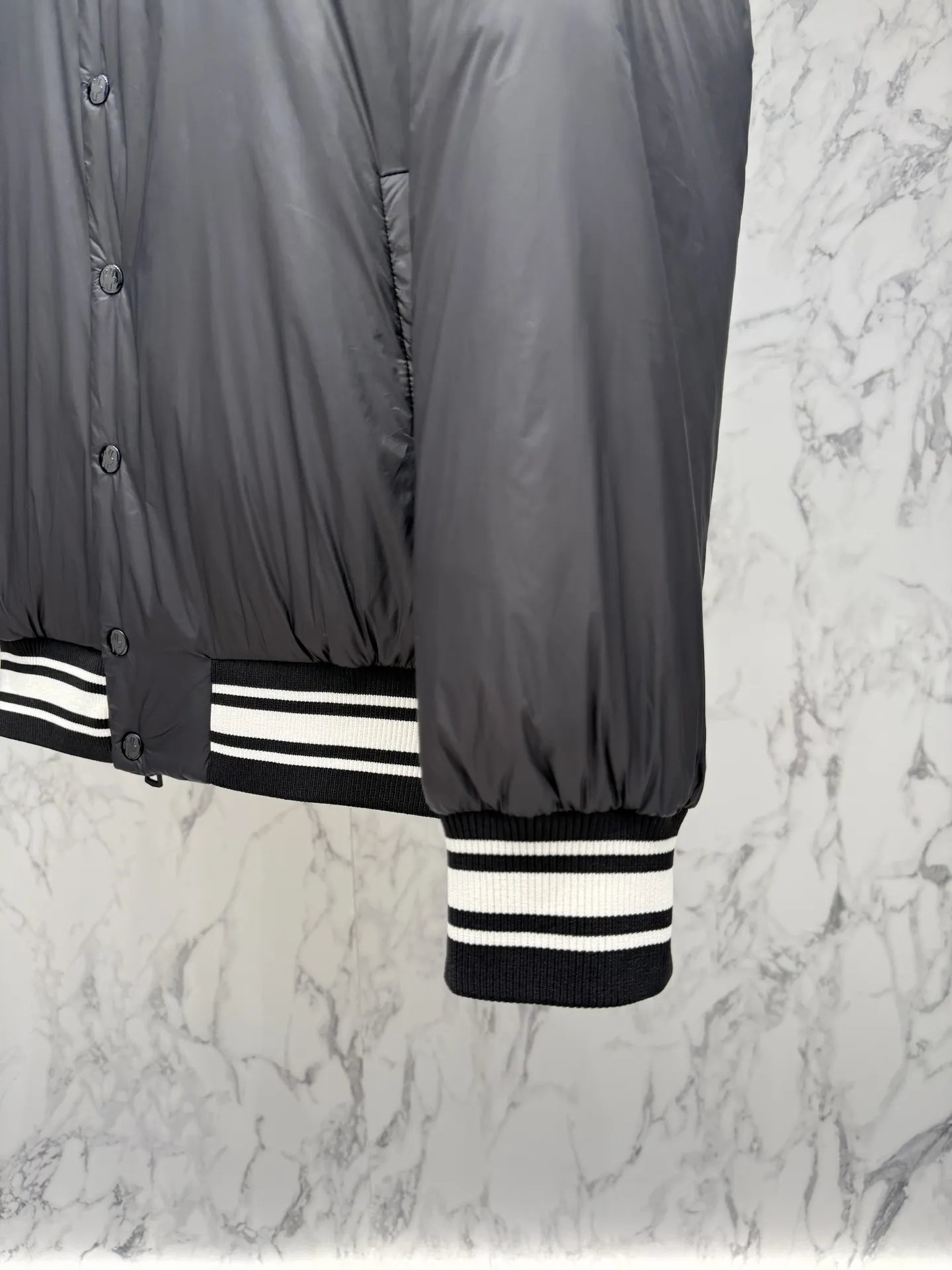 モンクレール ダウンジャケット ブラック バーシティスタイル - 画像 (7)