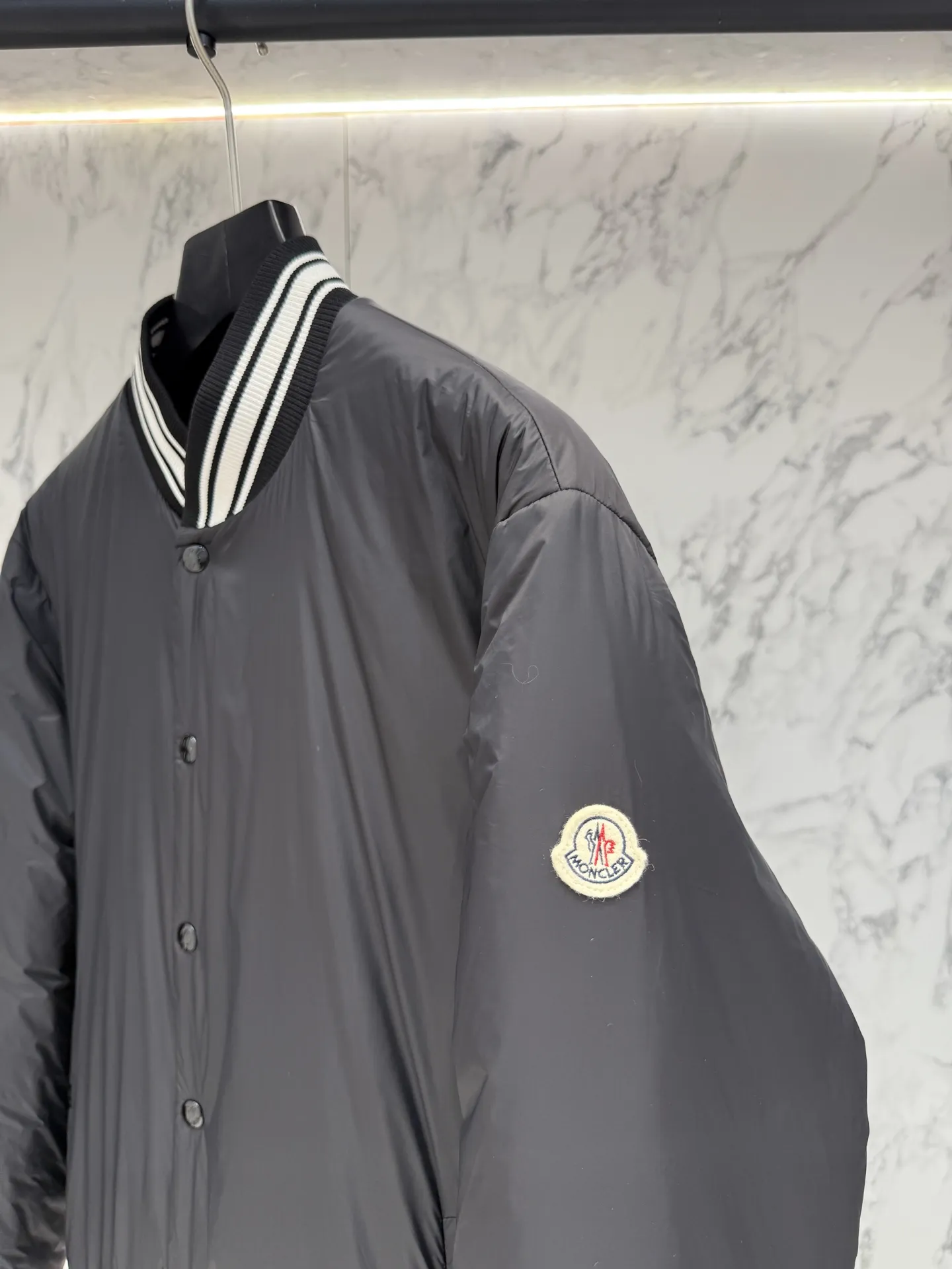 モンクレール ダウンジャケット ブラック バーシティスタイル - 画像 (8)