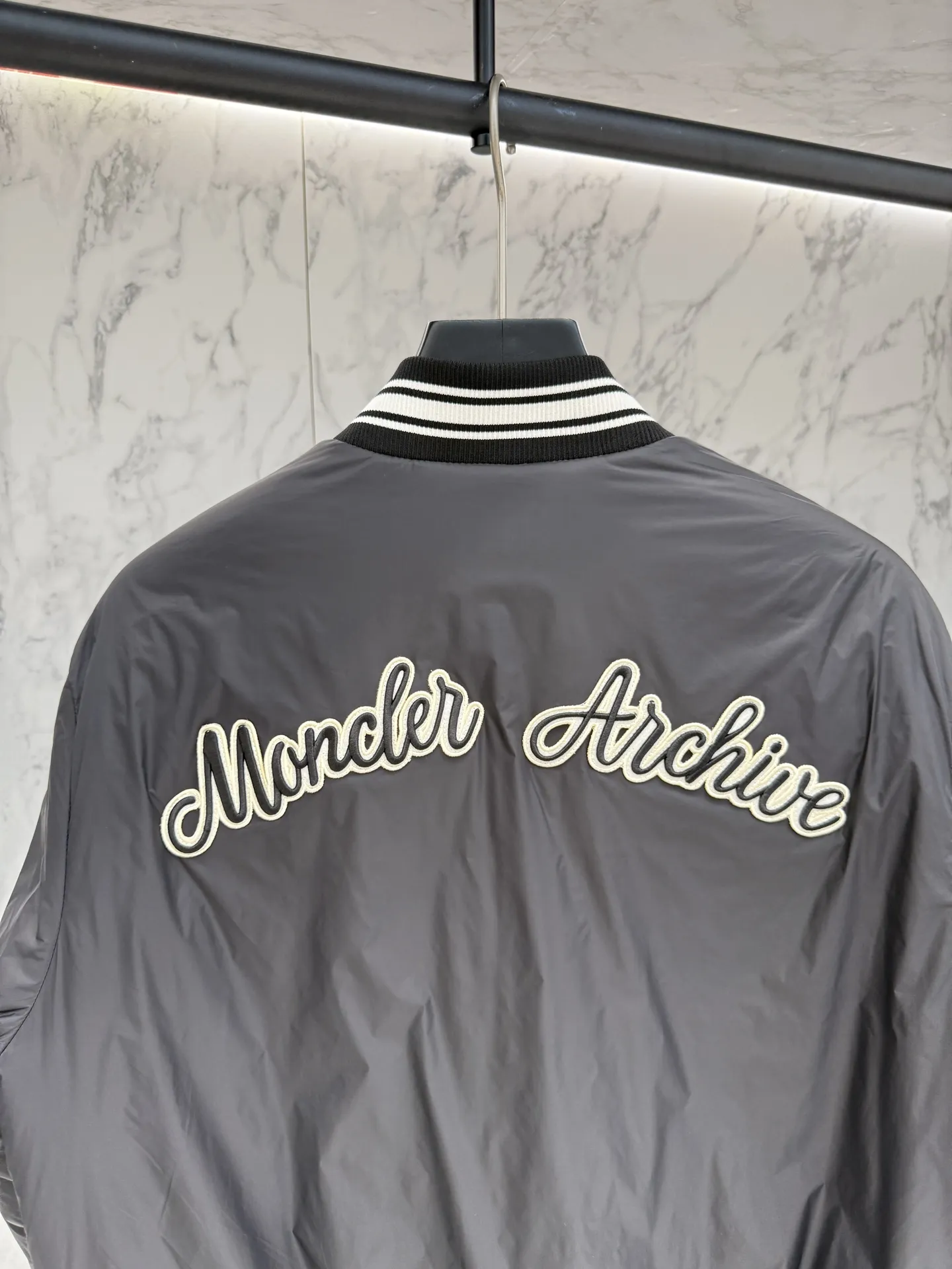 モンクレール ダウンジャケット ブラック バーシティスタイル - 画像 (10)