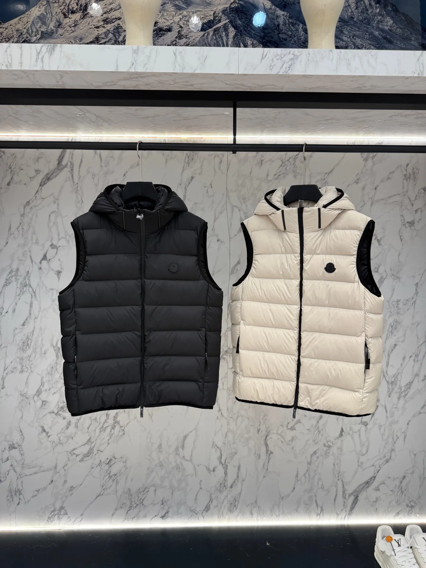 モンクレール グルノーブル R8022 ブラックベスト - 画像 (3)